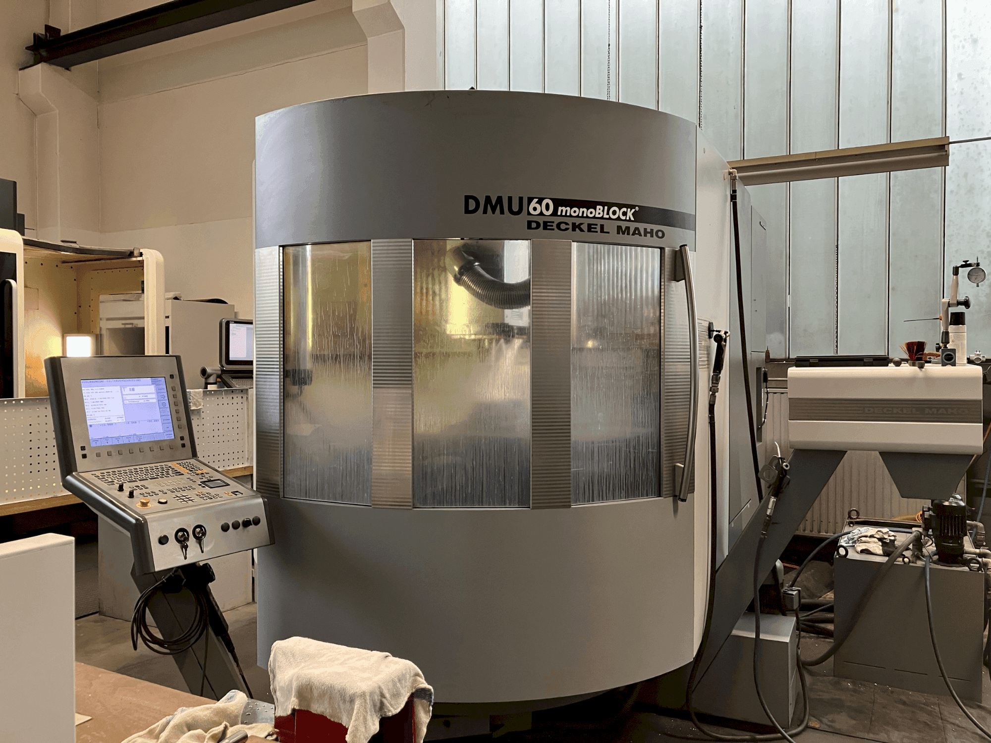 Prikaz stroja DMG DMU 60 monoBlock sprijeda