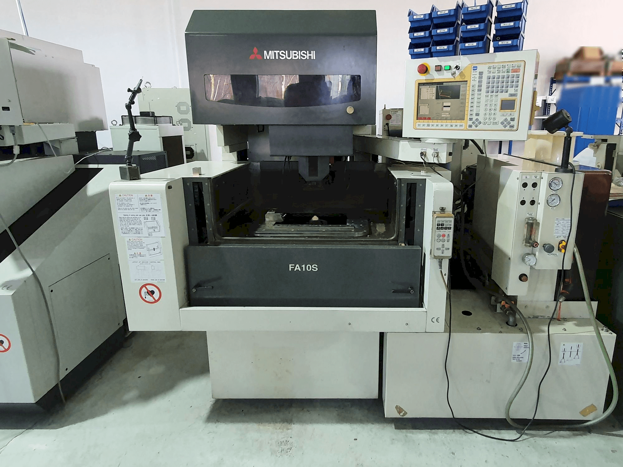 Prikaz stroja Mitsubishi FA10SM sprijeda