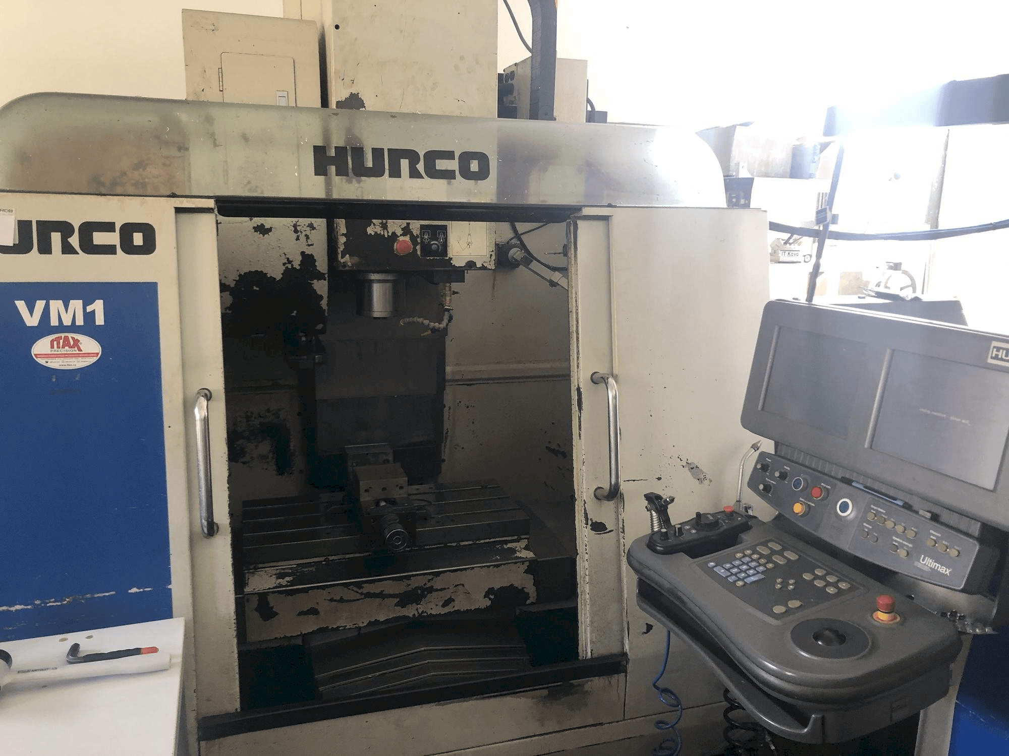Prikaz stroja Hurco VM 1 sprijeda
