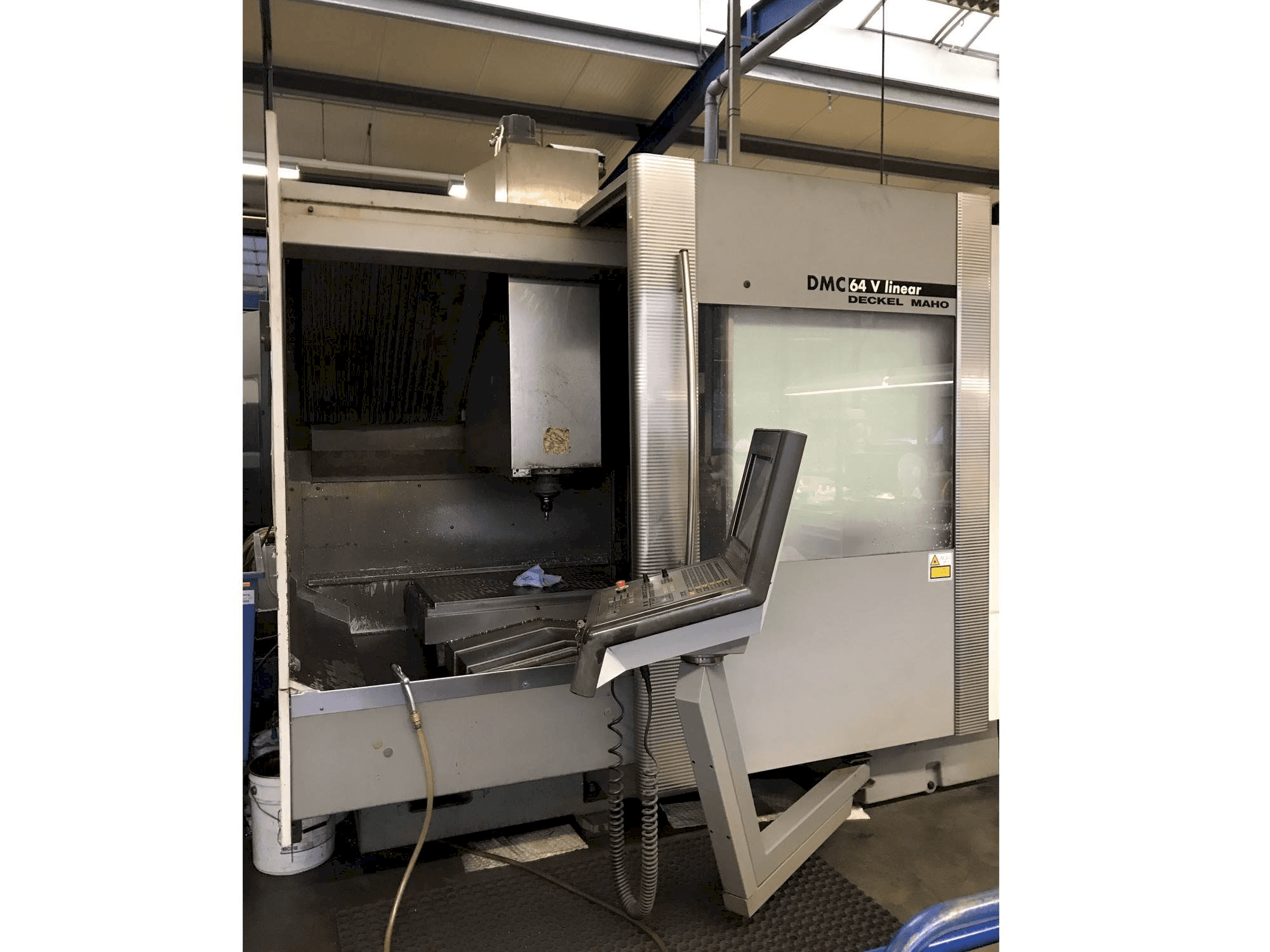 Prikaz lijeve strane stroja DECKEL MAHO DMC 64V Linear