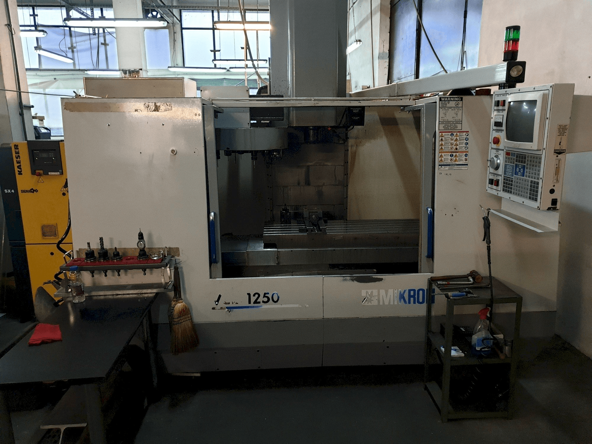 Prikaz stroja MIKRON-HAAS VCE 1250 sprijeda