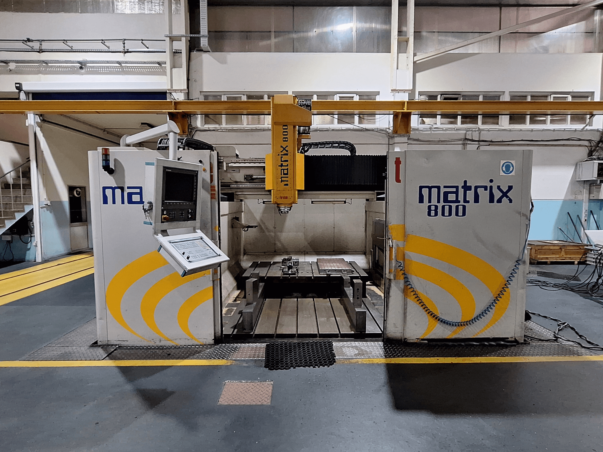 Portalna glodalica Breton Matrix WM 800 K25 u radionici, s prednjim pogledom na upravljačku ploču i radni stol.