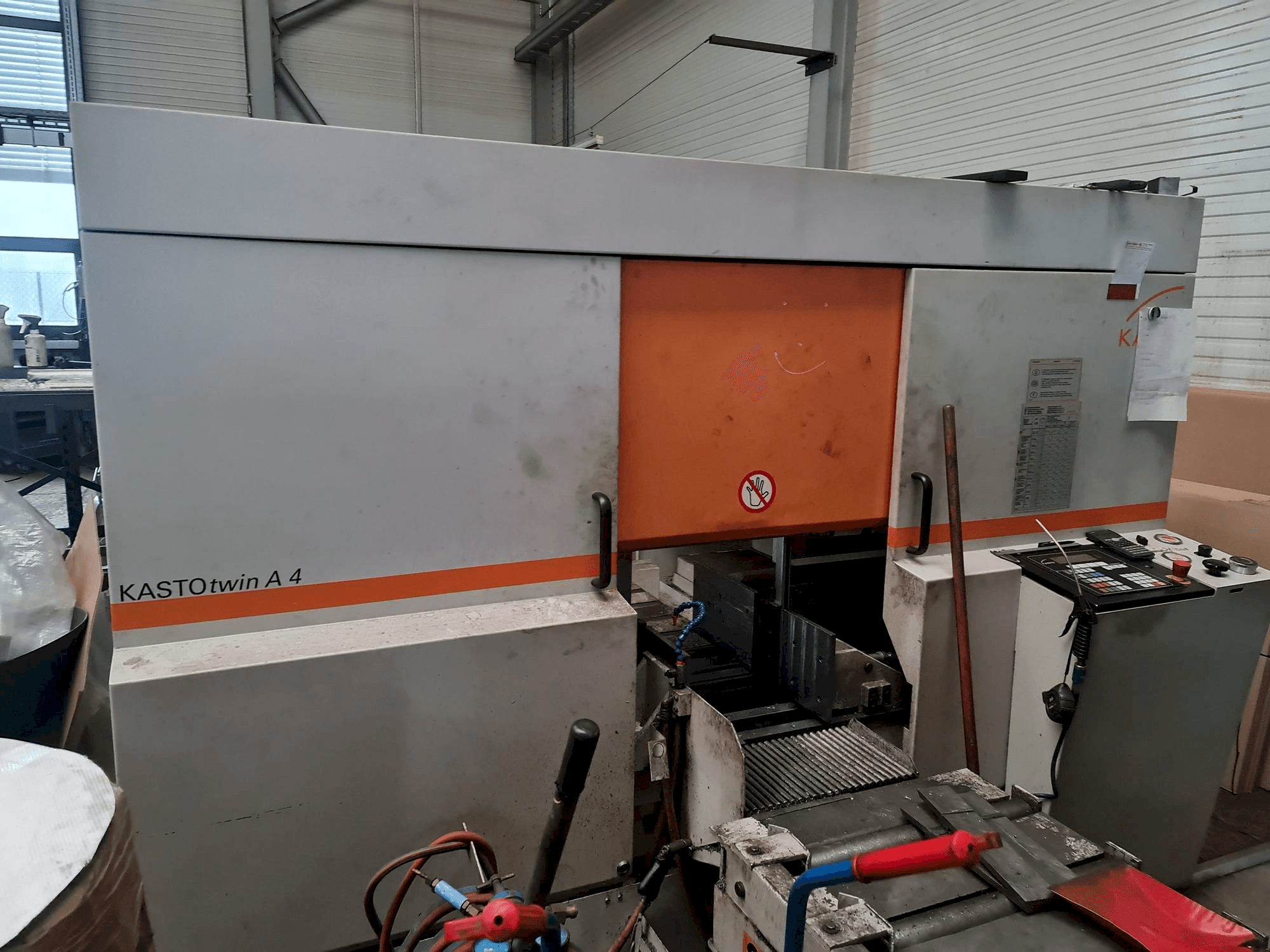 Prikaz stroja KASTO twin A4 sprijeda