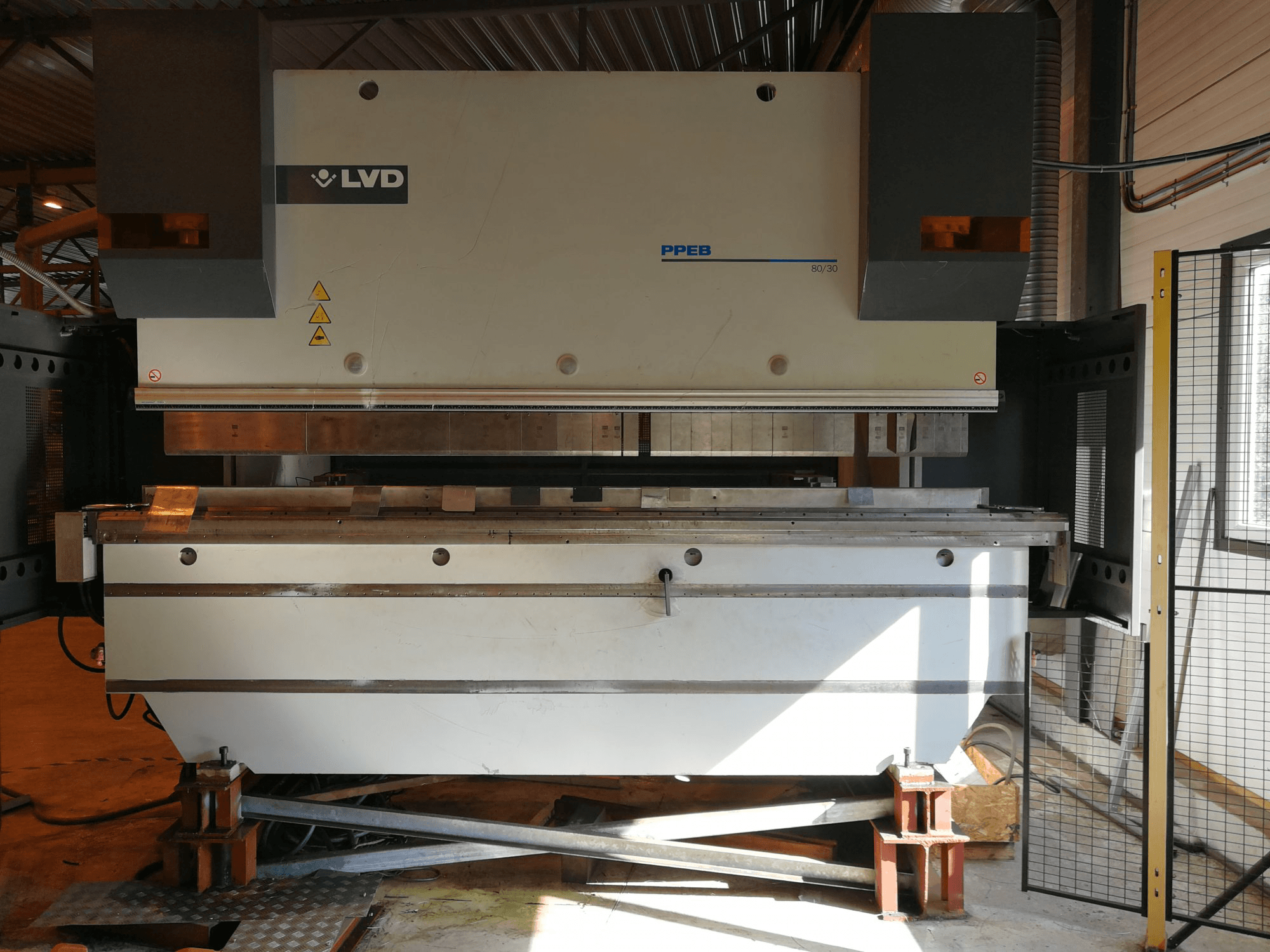 Prikaz stroja LVD PPEB-8 80/3050 sprijeda