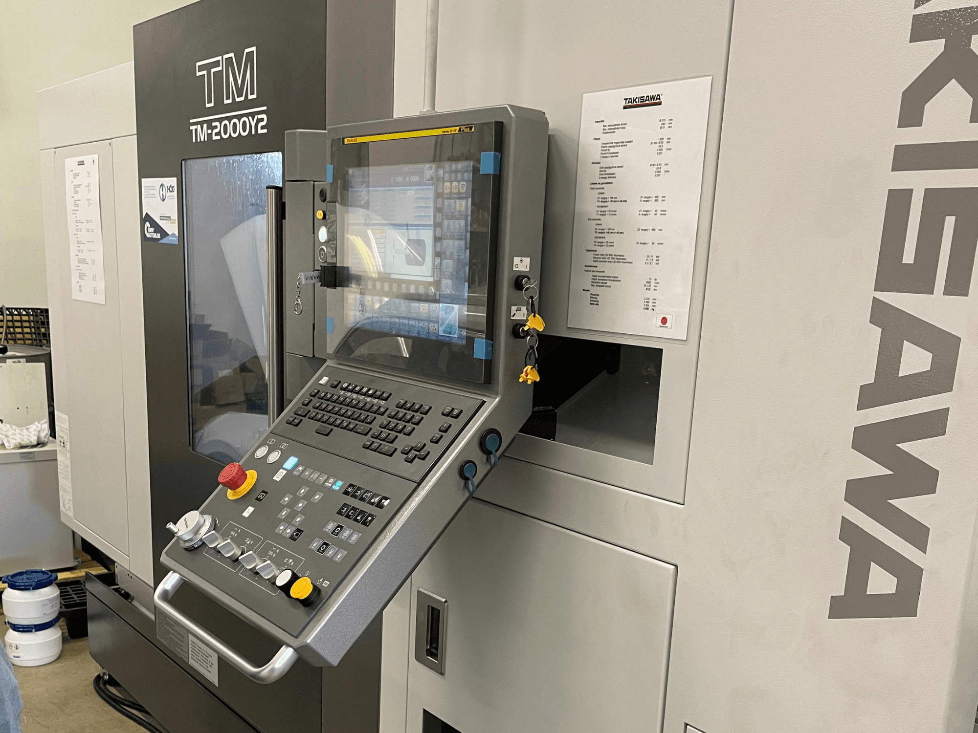 Upravljačka ploča horizontalnog tokarskog stroja Takisawa TM-2000Y2 u prednjem pogledu, s digitalnim zaslonom i operativnim tipkama.