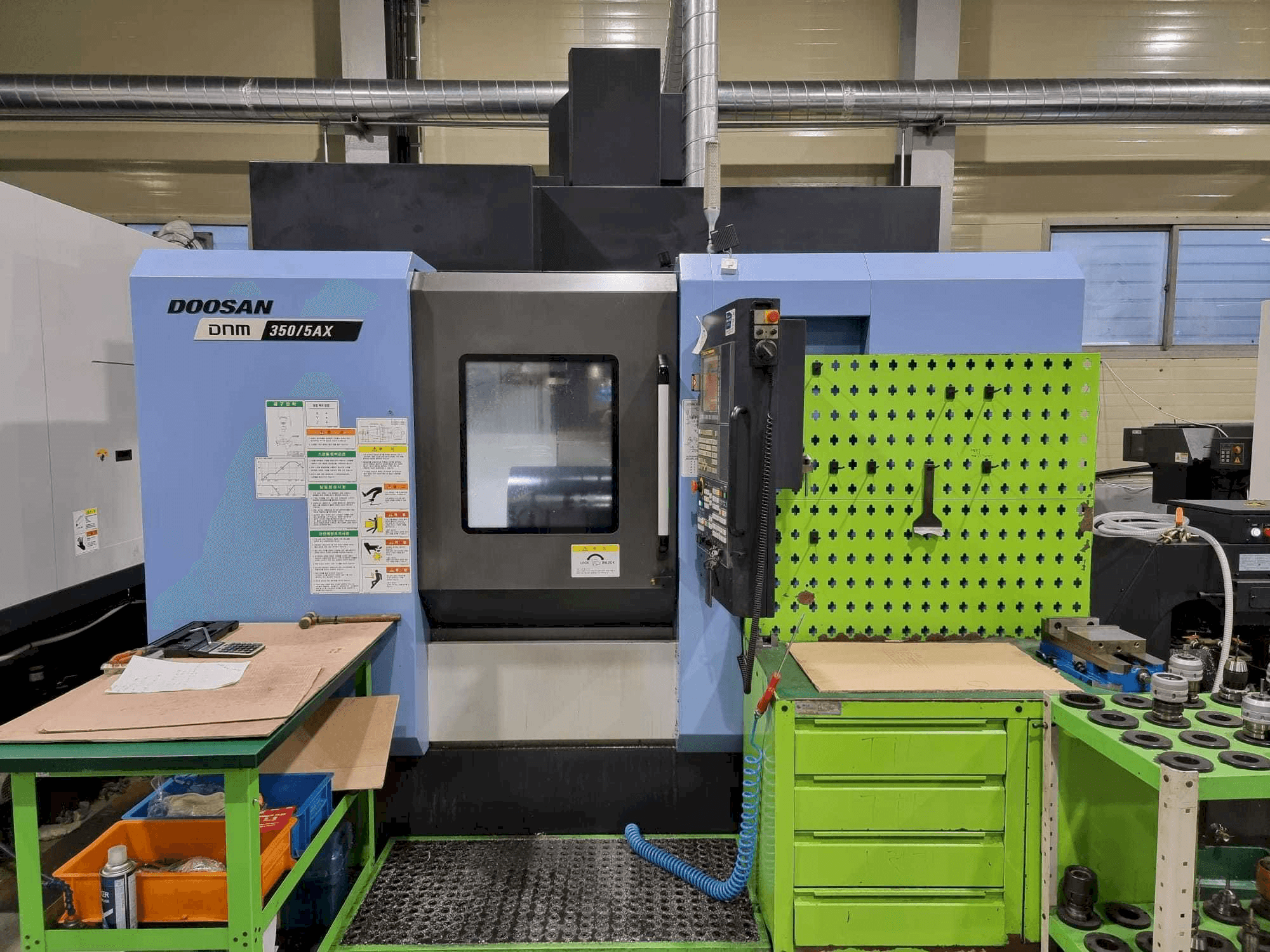 Prikaz stroja Doosan DNM350/5AX sprijeda