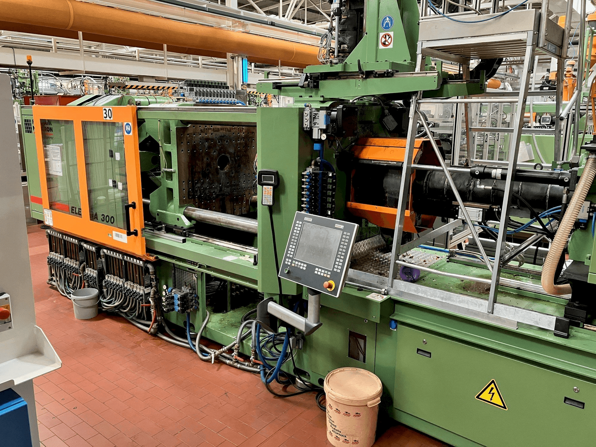 Prikaz stroja FERROMATIK MILACRON Europe Elektra 300 sprijeda