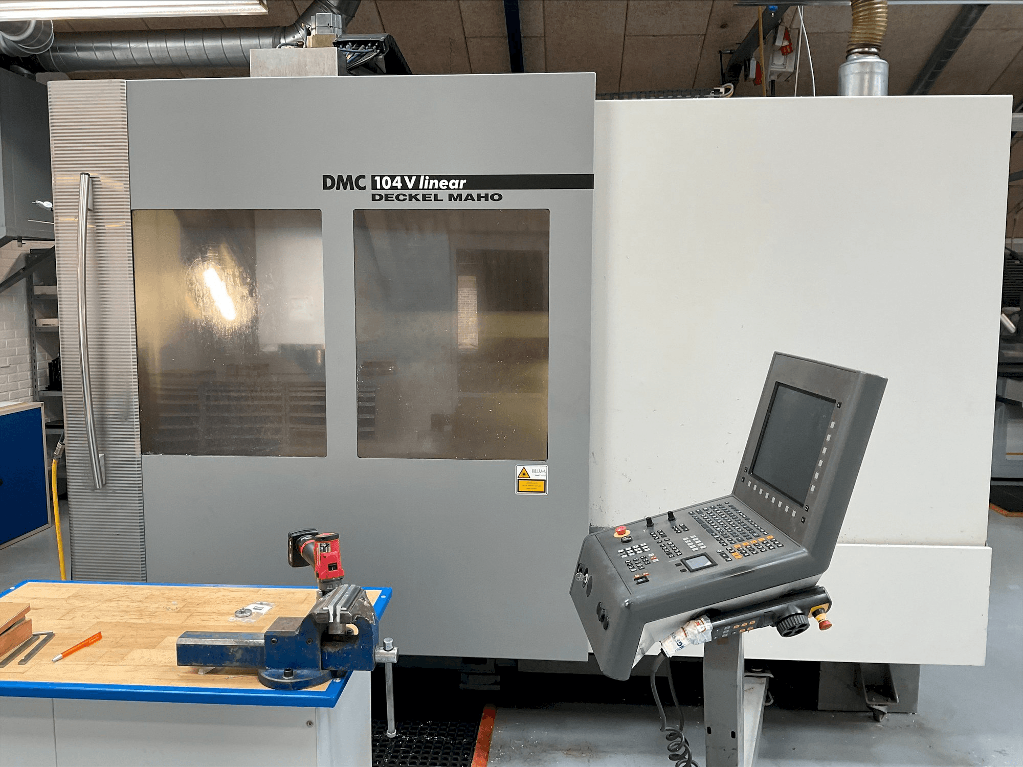 Prikaz stroja DMG MORI DMC 104V linear sprijeda