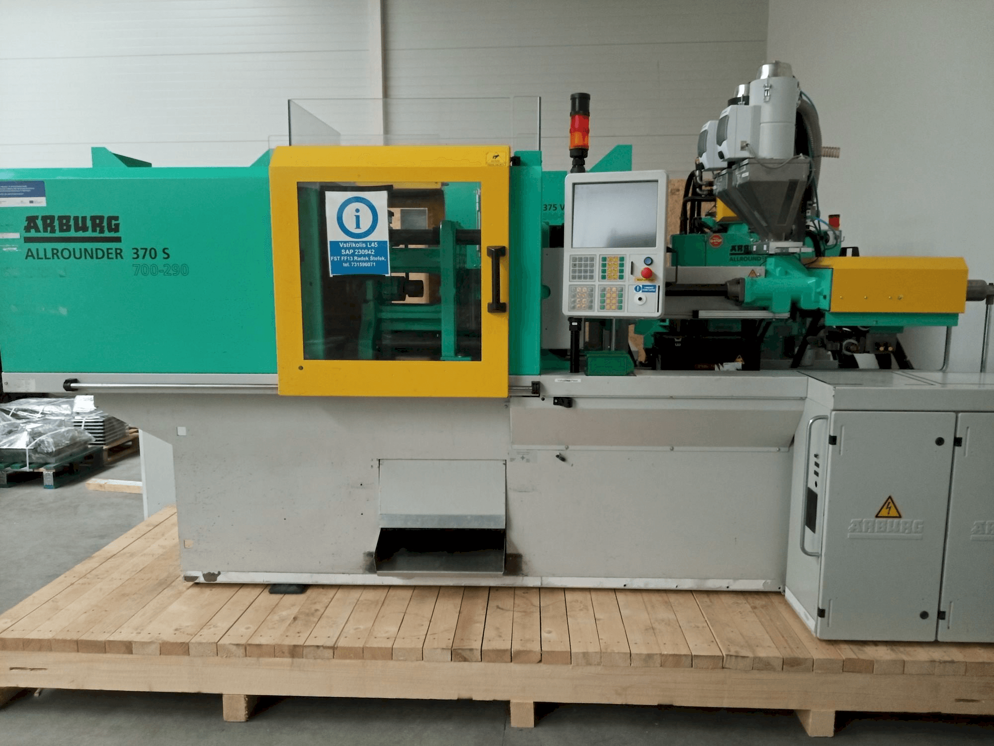 Prikaz stroja Arburg Allrounder 370S 700–290 sprijeda