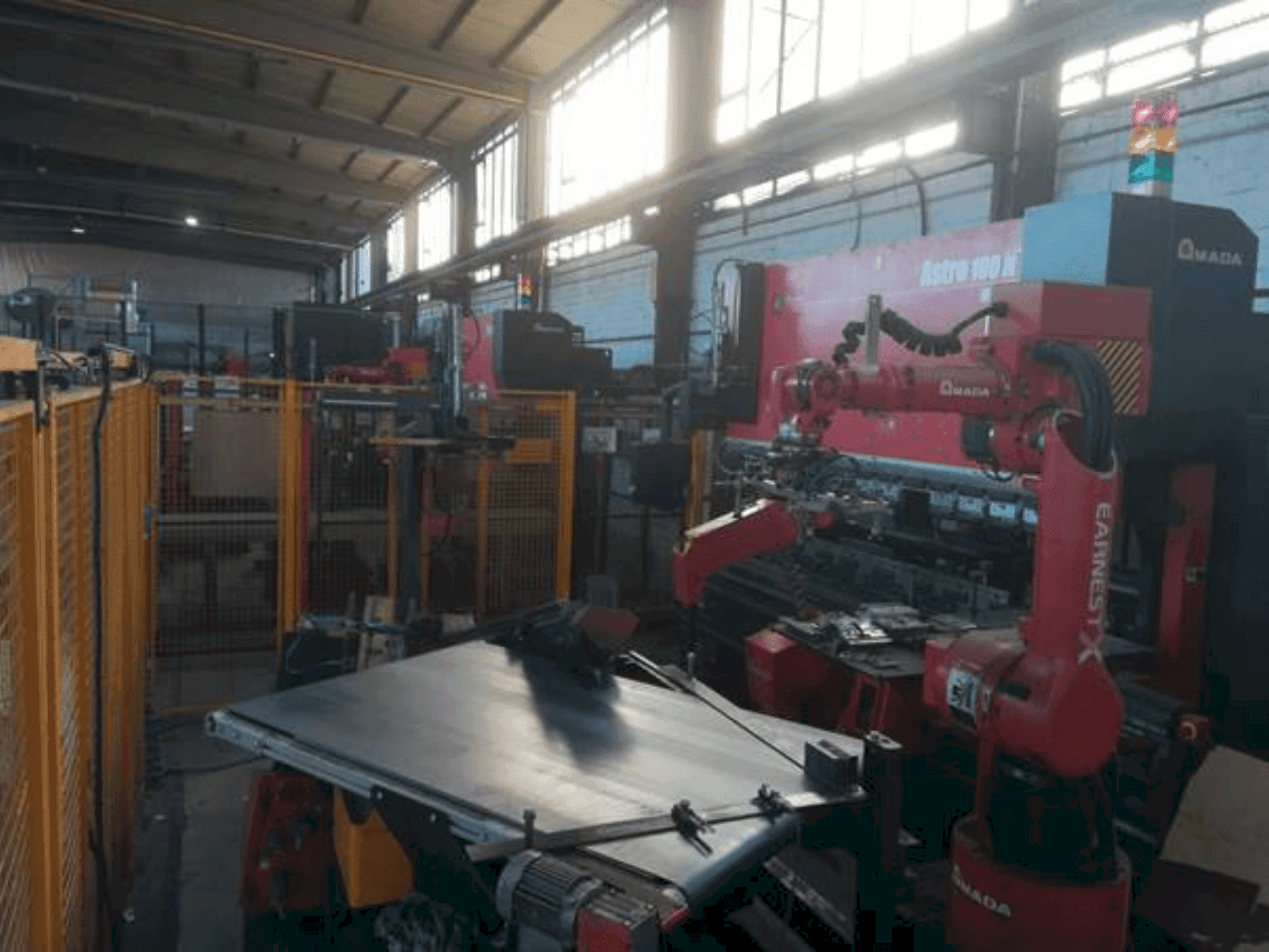 Prikaz stroja AMADA Astro 100 NT sprijeda