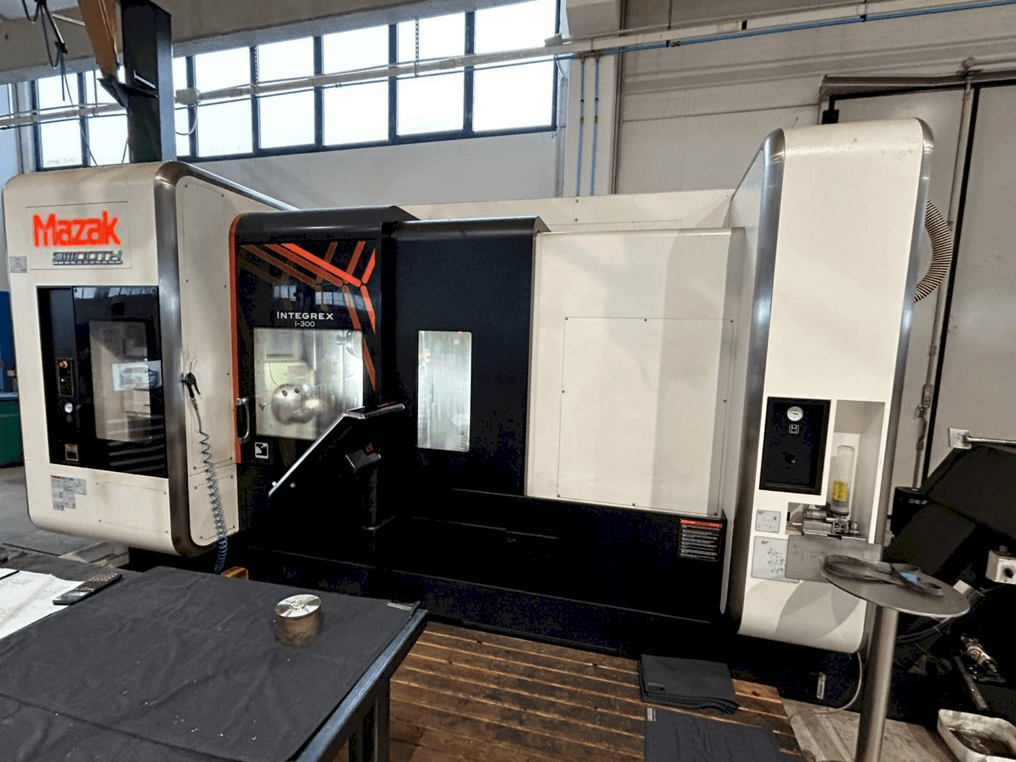 Prikaz stroja Mazak INTEGREX i-300 sprijeda