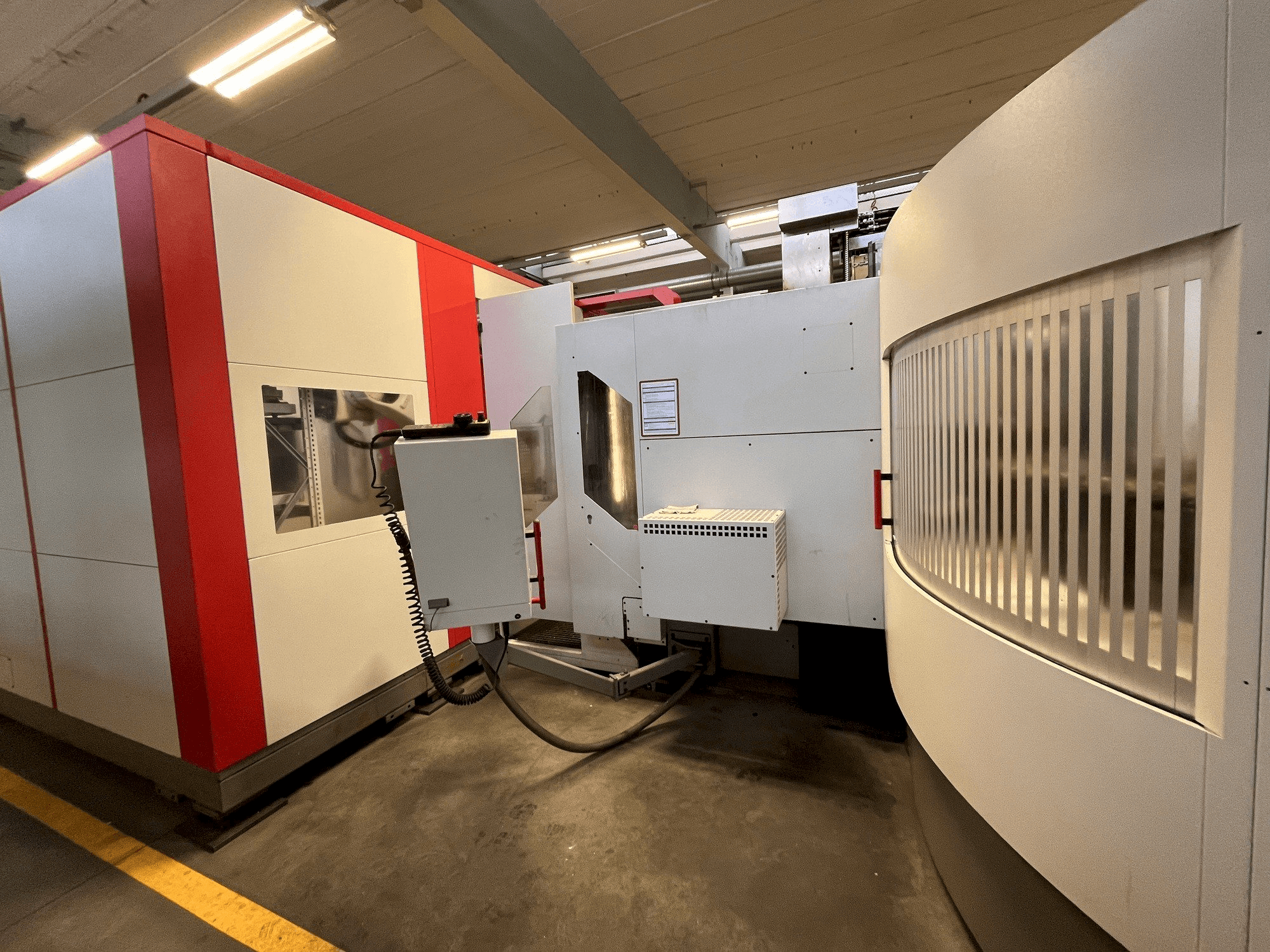 Prikaz lijeve strane stroja HERMLE RS1 Robot System