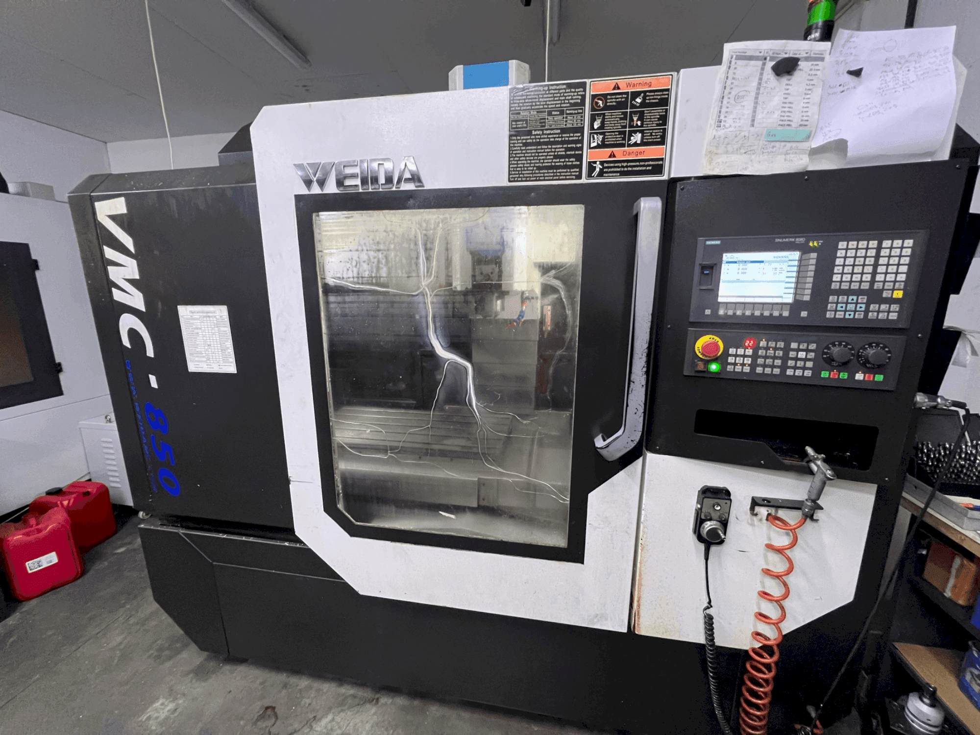 Prikaz stroja WEIDA VMC850 sprijeda
