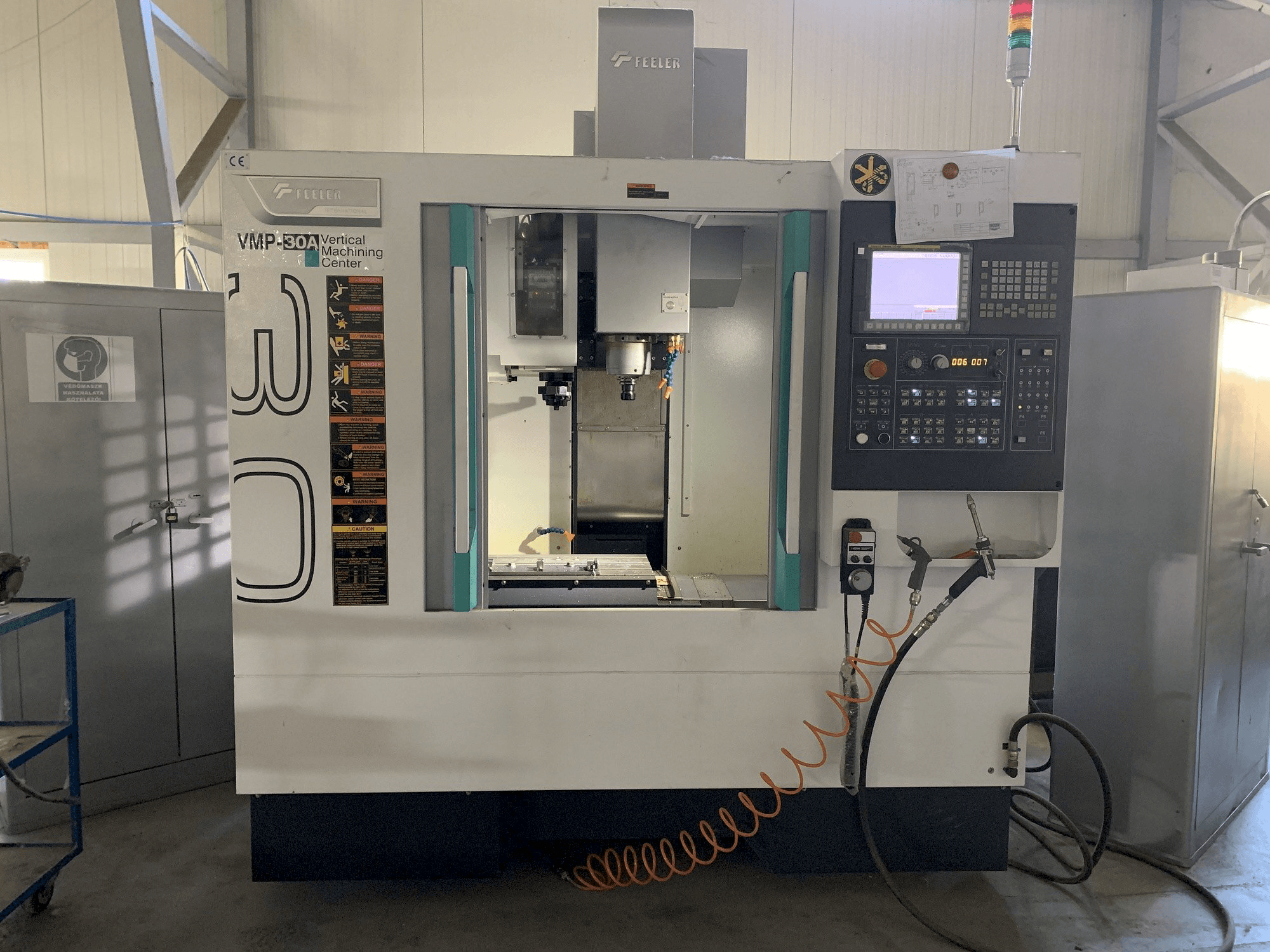 Prikaz stroja Feeler VMP 30 sprijeda