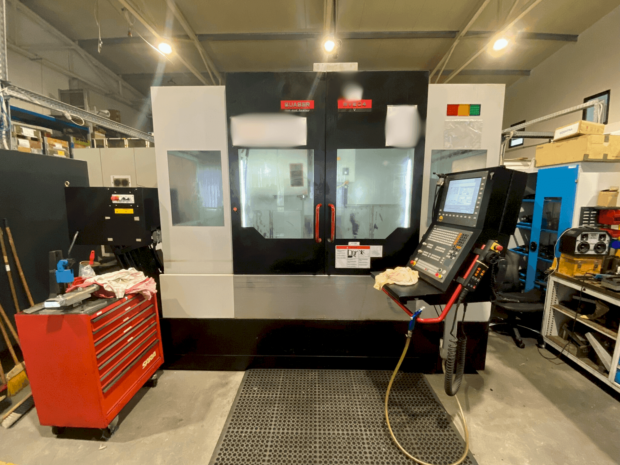 Prikaz stroja Quaser MV204 sprijeda