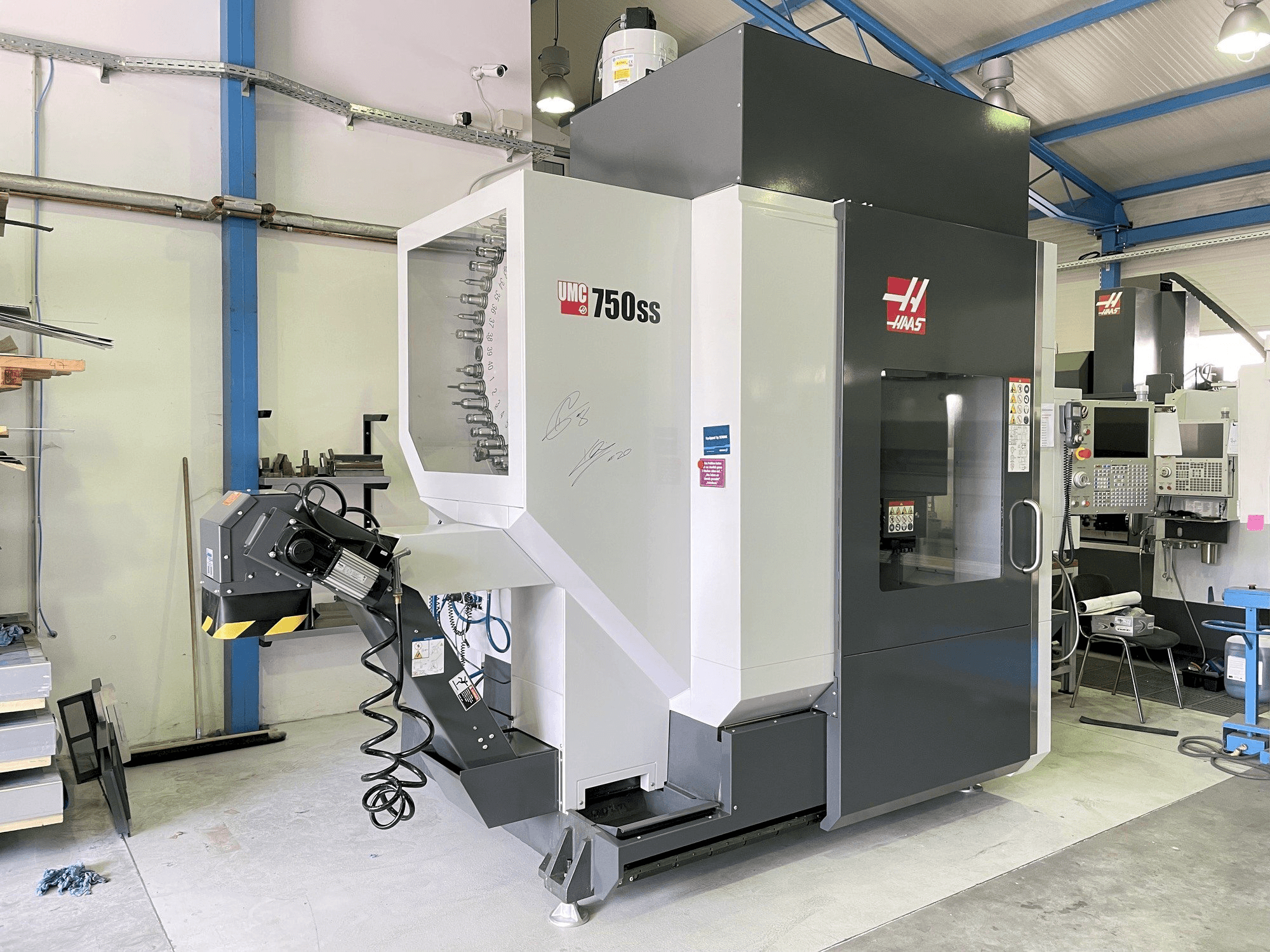 Prikaz stroja HAAS UMC 750 SS sprijeda