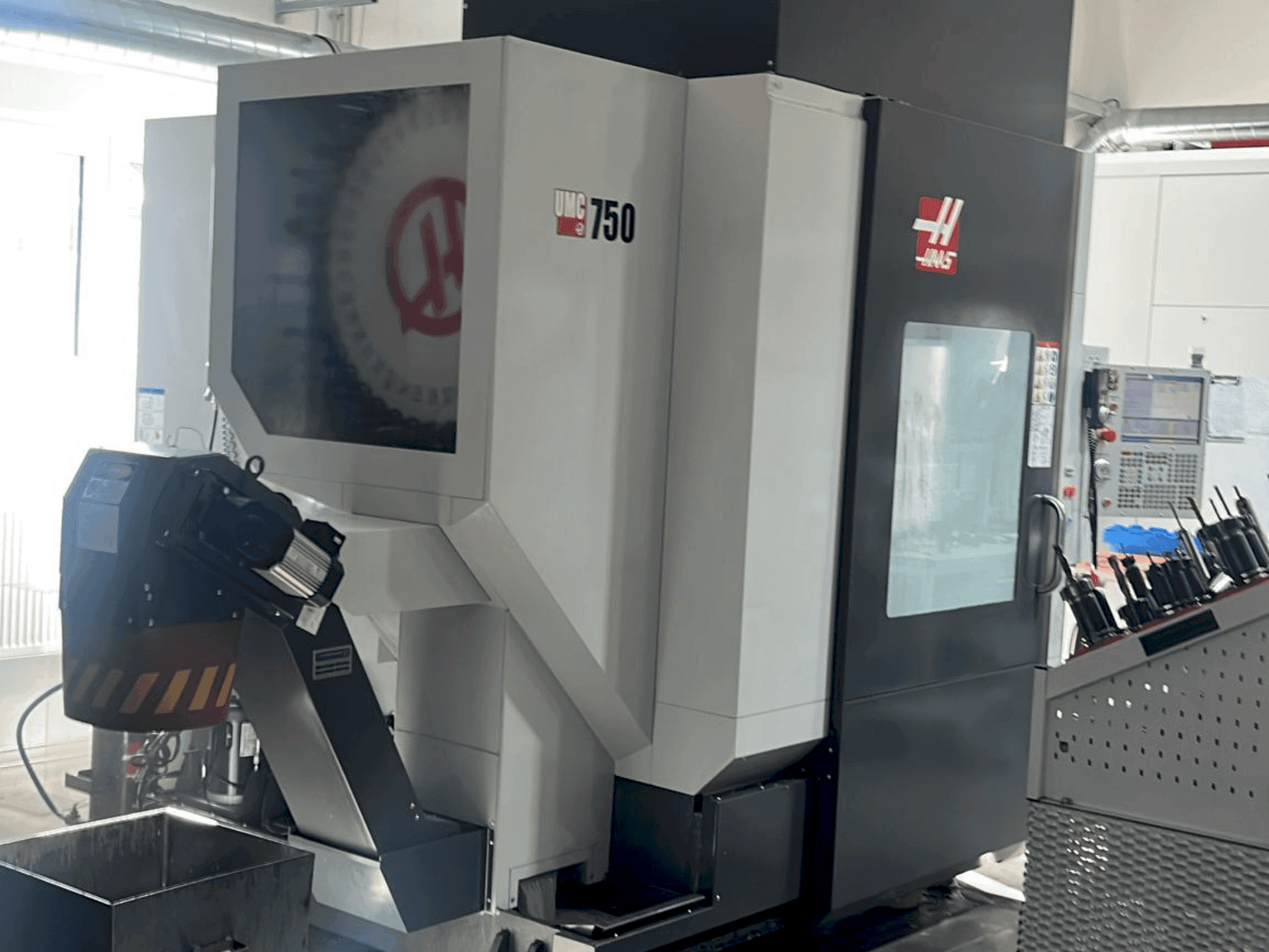 Prikaz stroja HAAS UMC-750 sprijeda