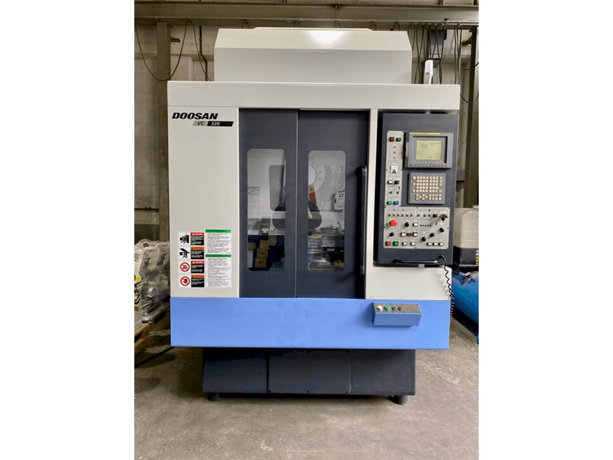 Prikaz stroja Doosan VC 320 sprijeda