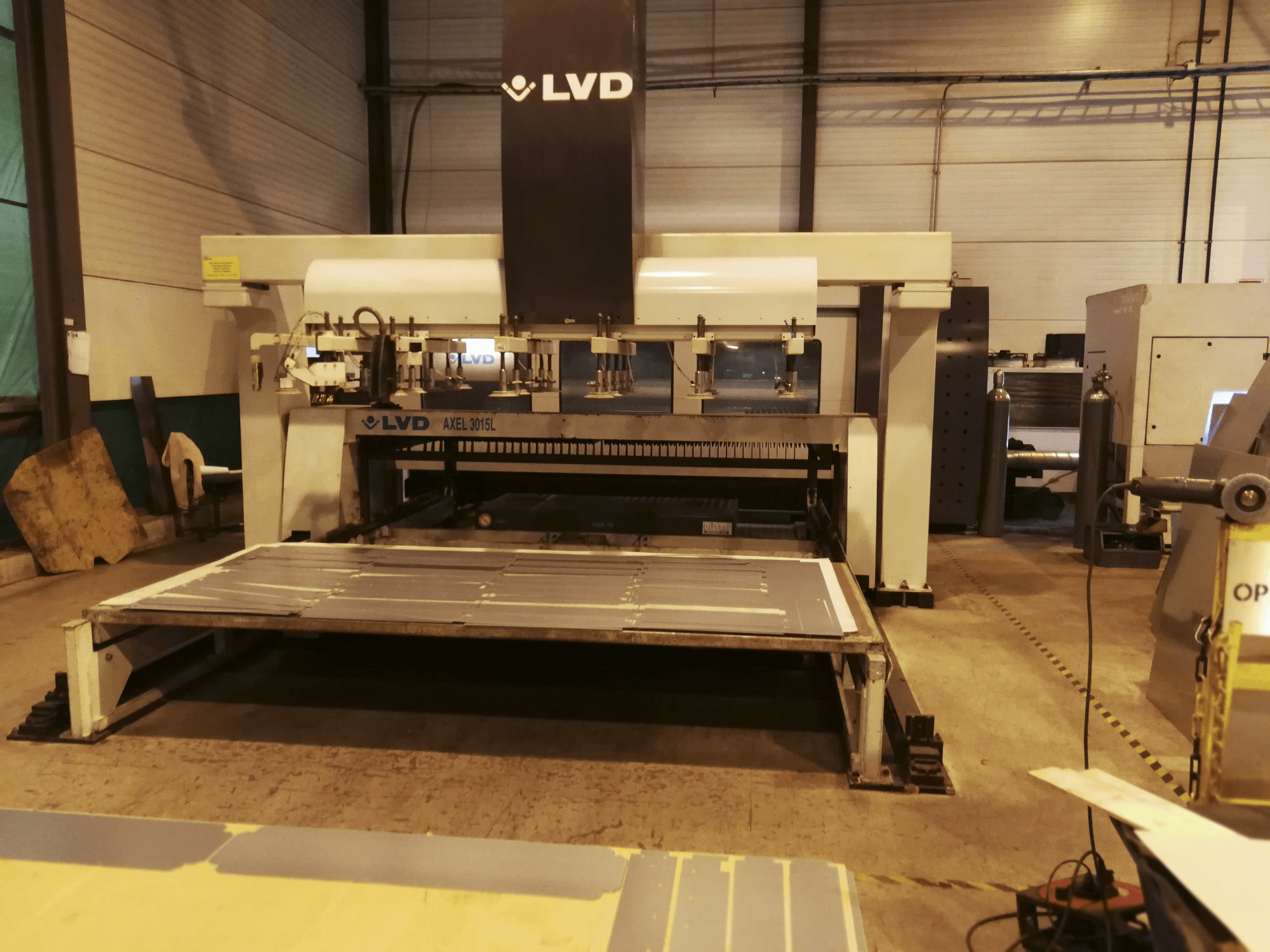 Prikaz 1 stroja LVD AXEL 3015 L sprijeda