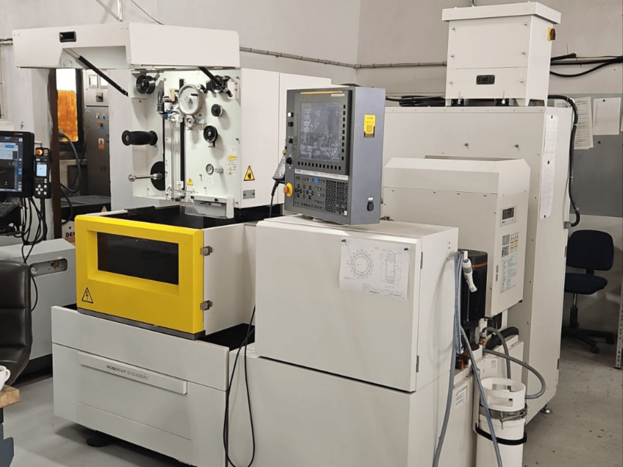 FANUC Robocut alpha C400iC stroj za žičanu eroziju, prednji pogled s upravljačkom pločom i žutom radnom komorom.