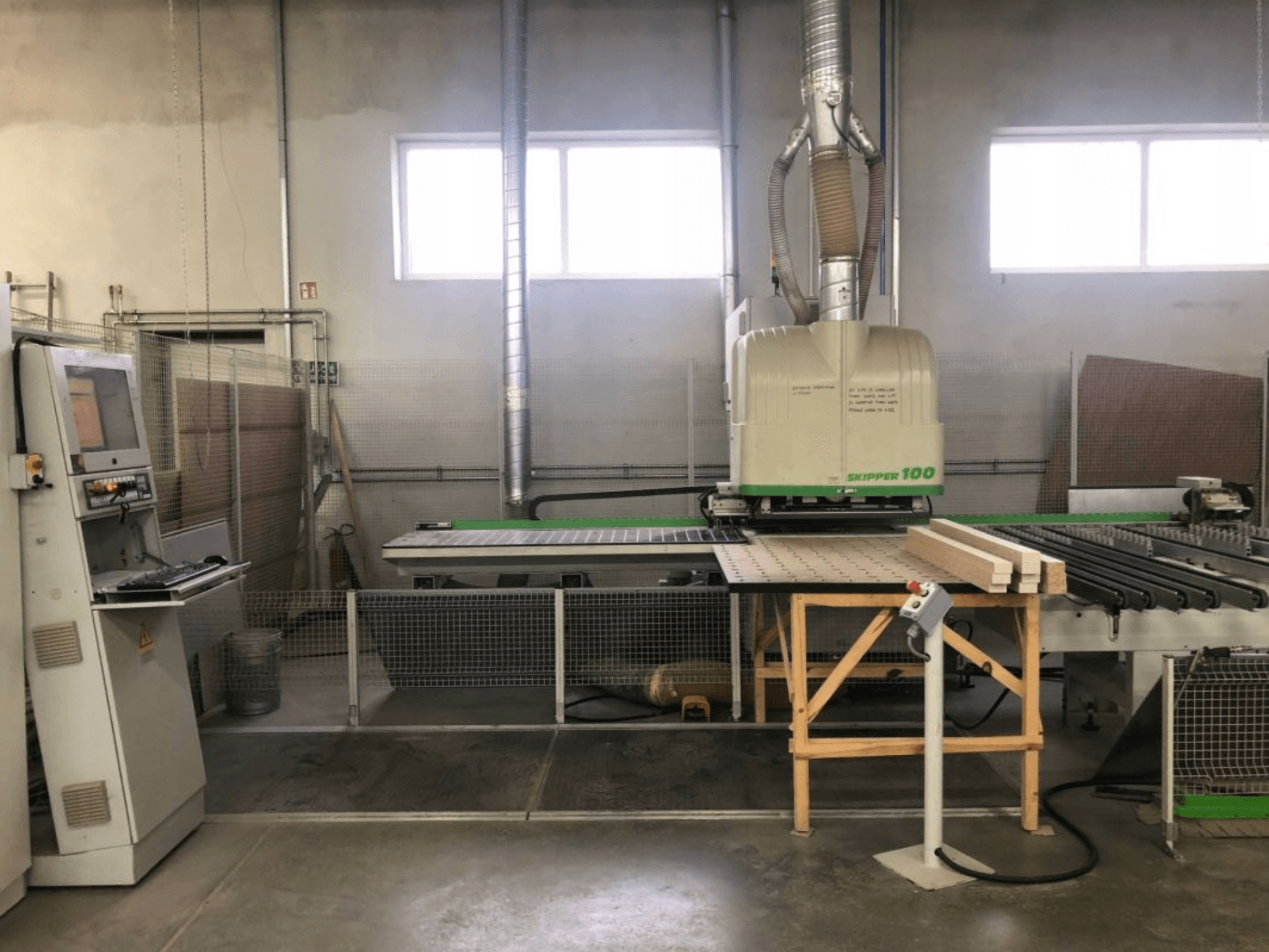 CNC obradni centar BIESSE SKIPPER 100 u radionici, prednji pogled prikazuje stroj s upravljačkom pločom i drvetom na stolu.