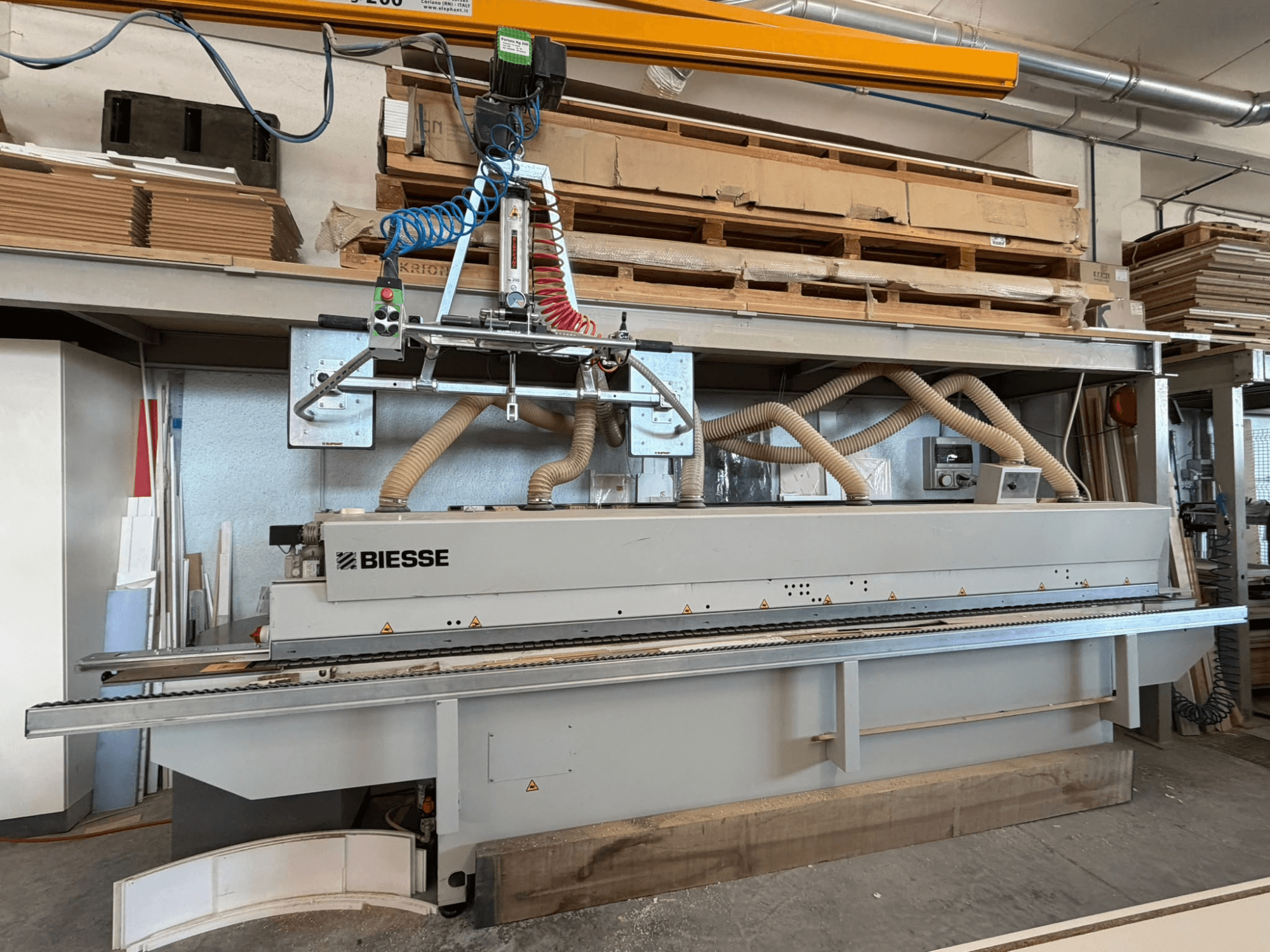 BIESSE AKRON 1330 rubna traka u radionici, s prednjim pogledom na upravljačku ploču i sustav za usisavanje prašine.