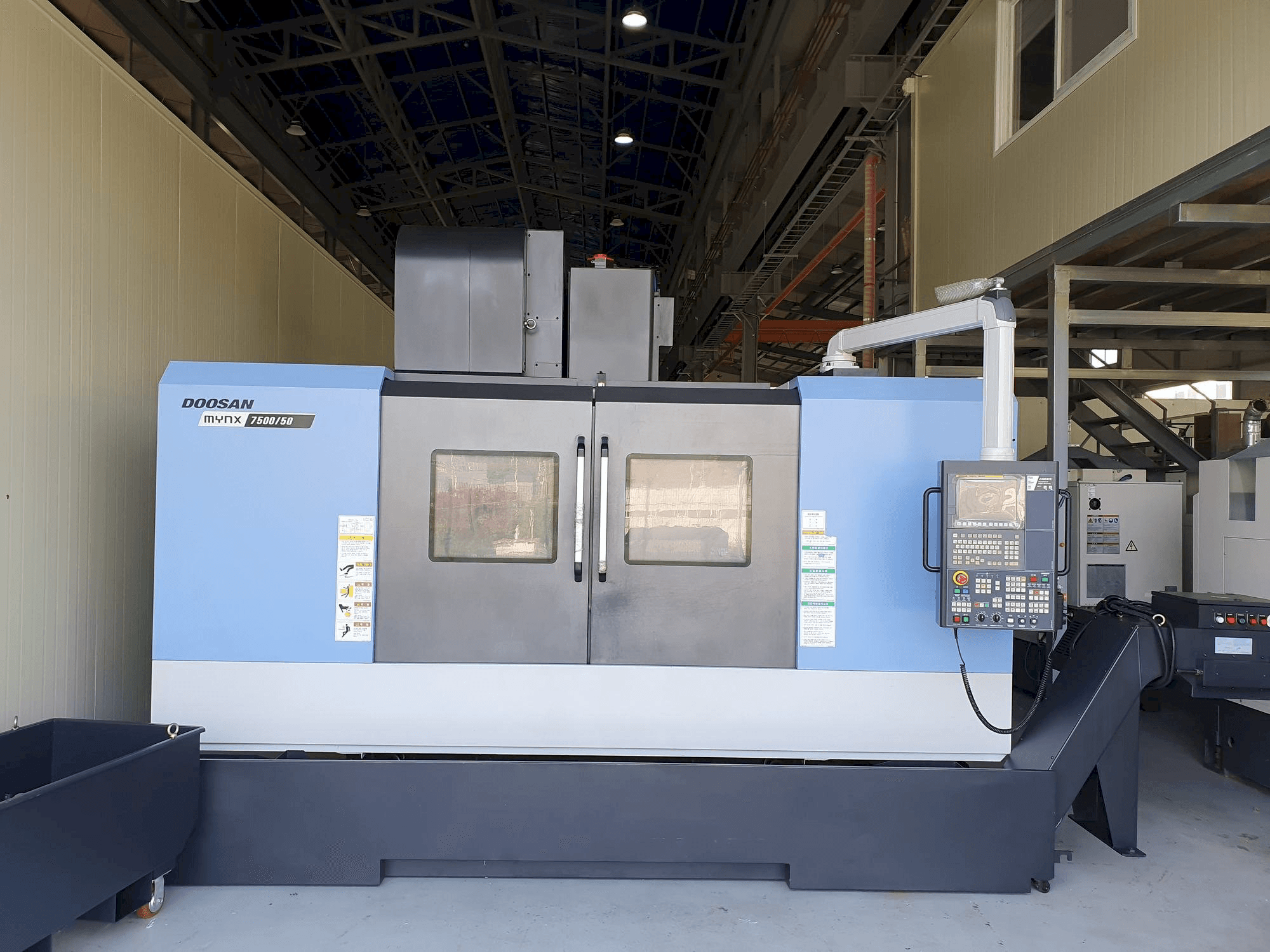 Prikaz stroja Doosan MYNX7500/50 sprijeda