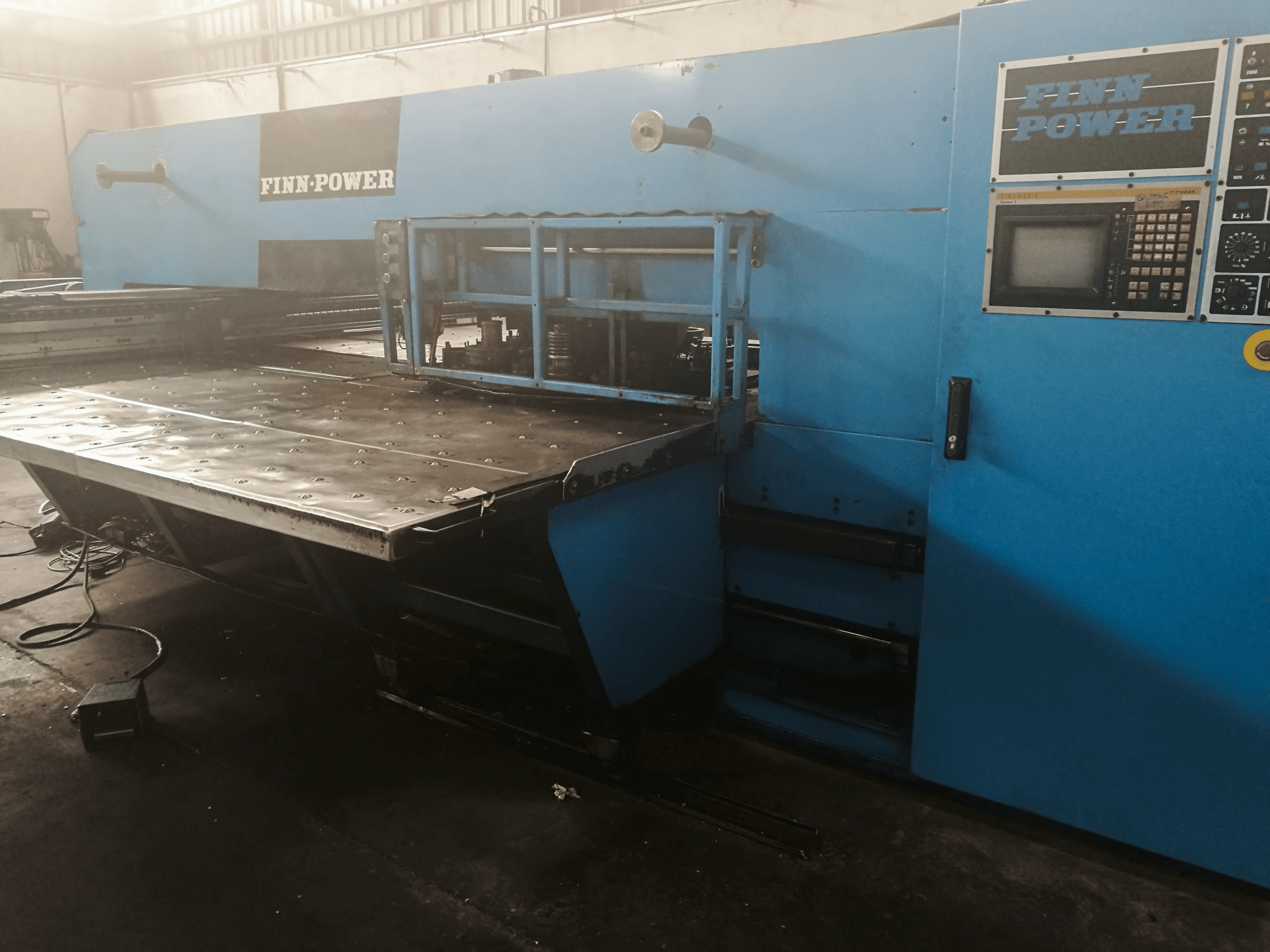 Prikaz stroja Finn-Power TP 2520 IF2 zdesna