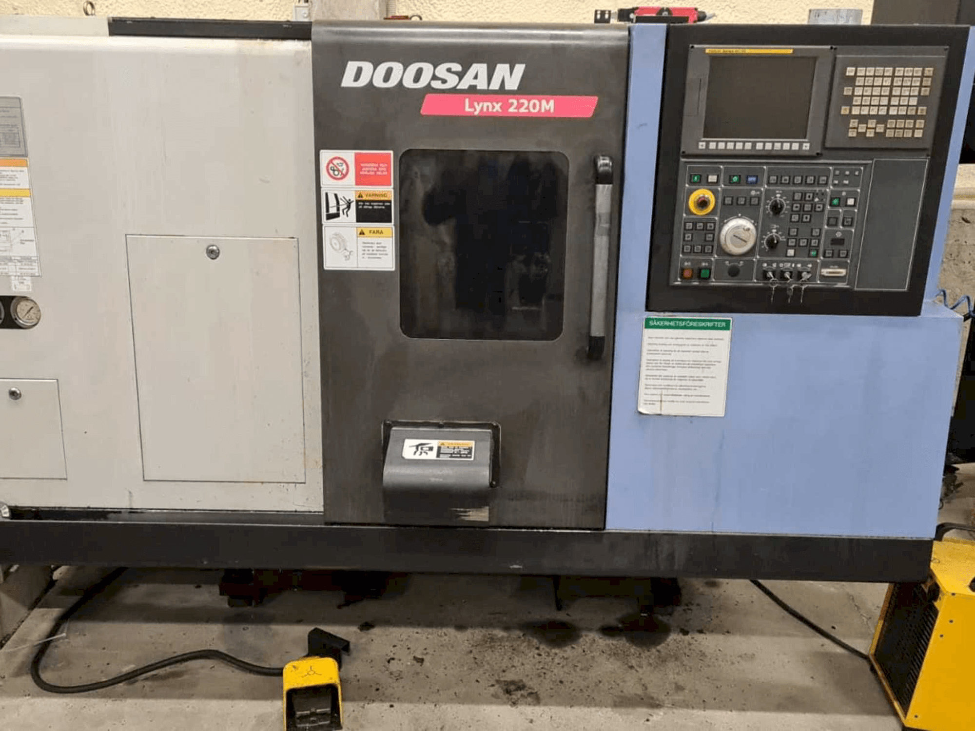 Prikaz stroja Doosan Lynx 220MA + bar feeder LNS Express sprijeda