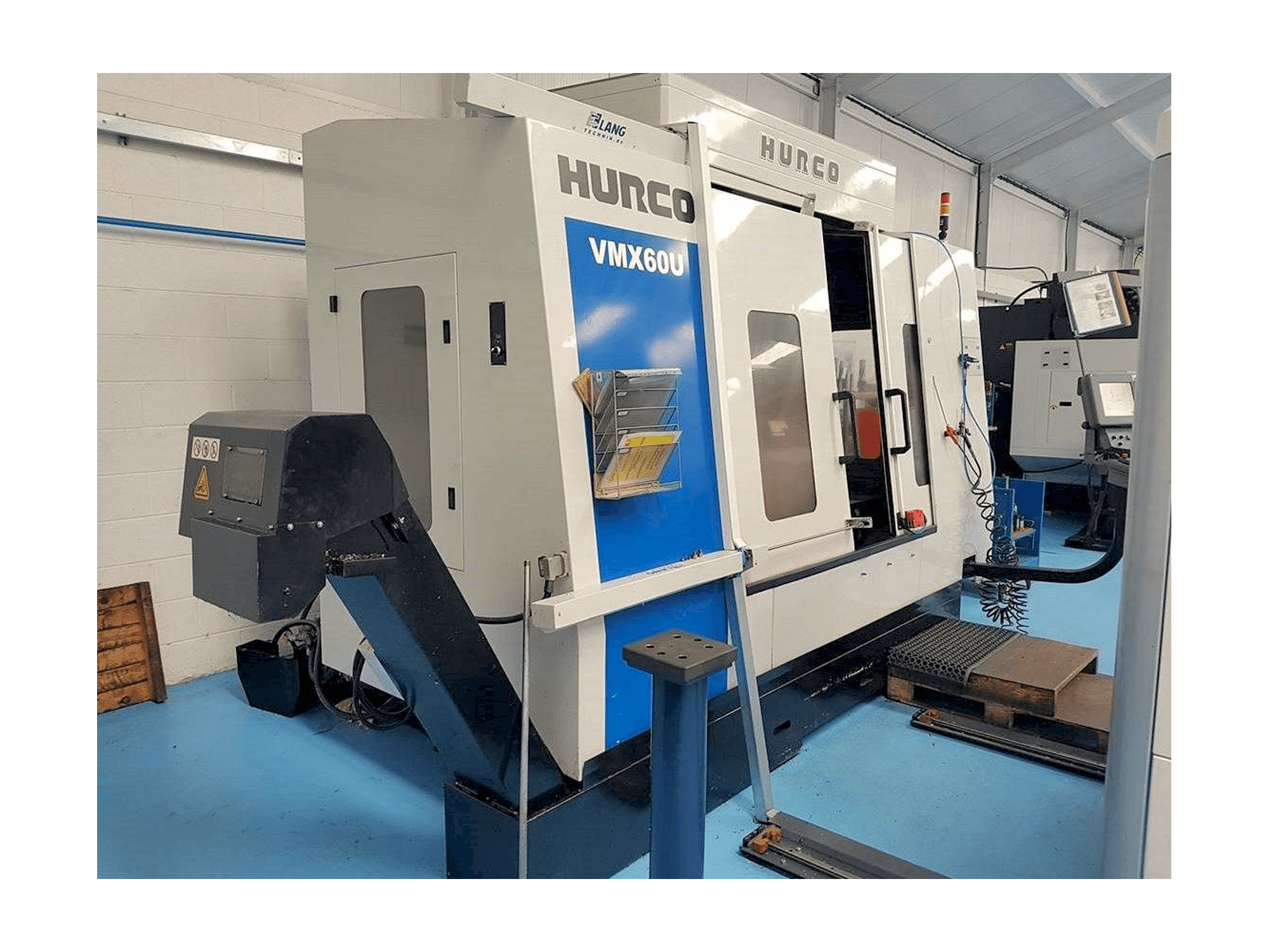 Prikaz stroja Hurco VMX 60U sprijeda