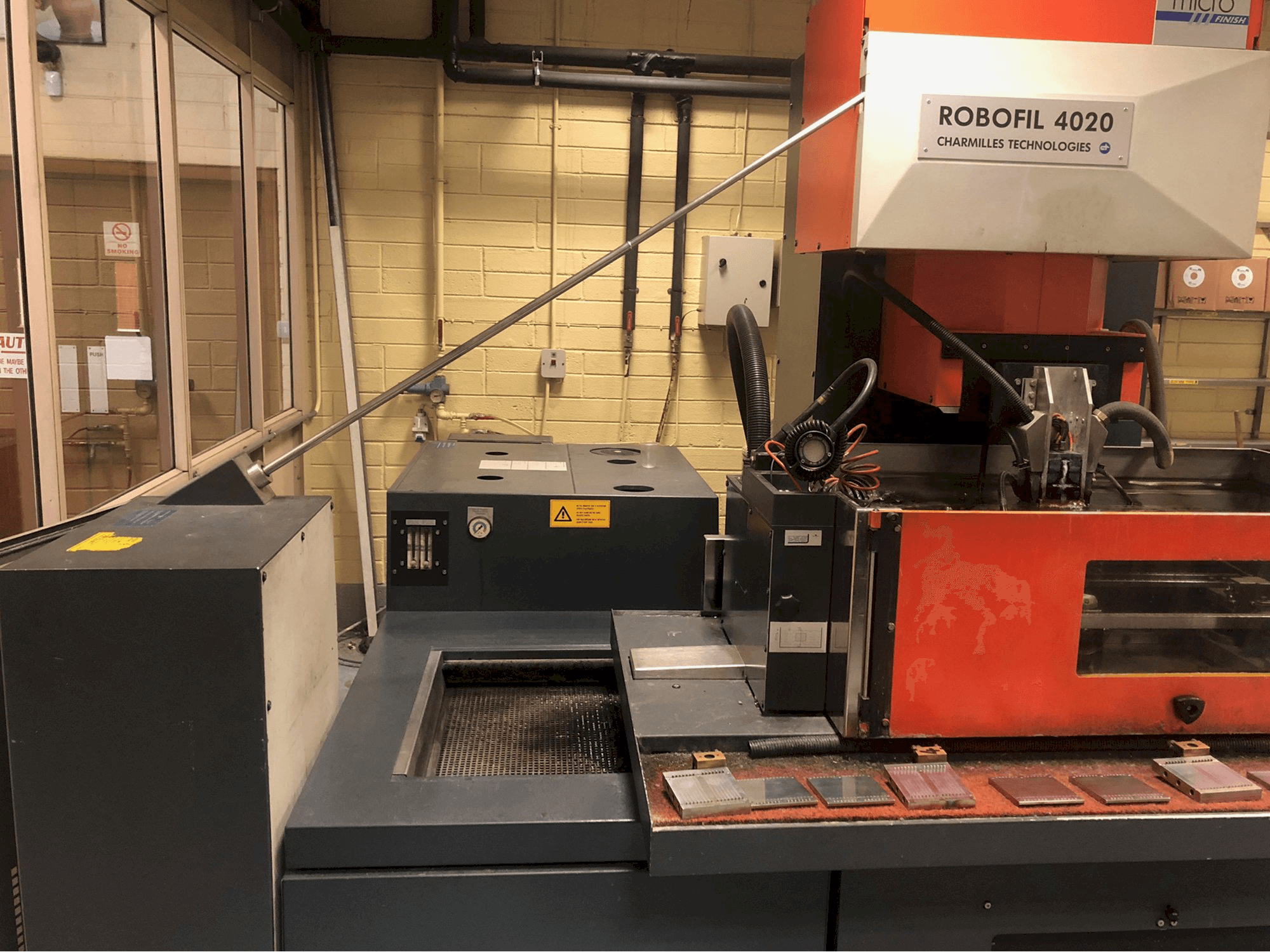 Prikaz stroja CHARMILLES ROBOFIL 4020 sprijeda