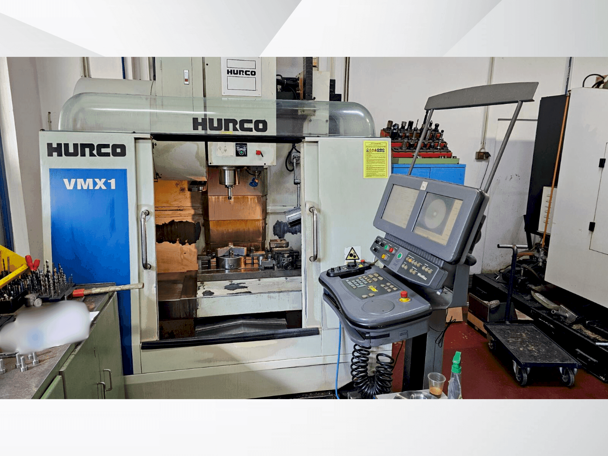 Prikaz stroja Hurco VMX 10 sprijeda