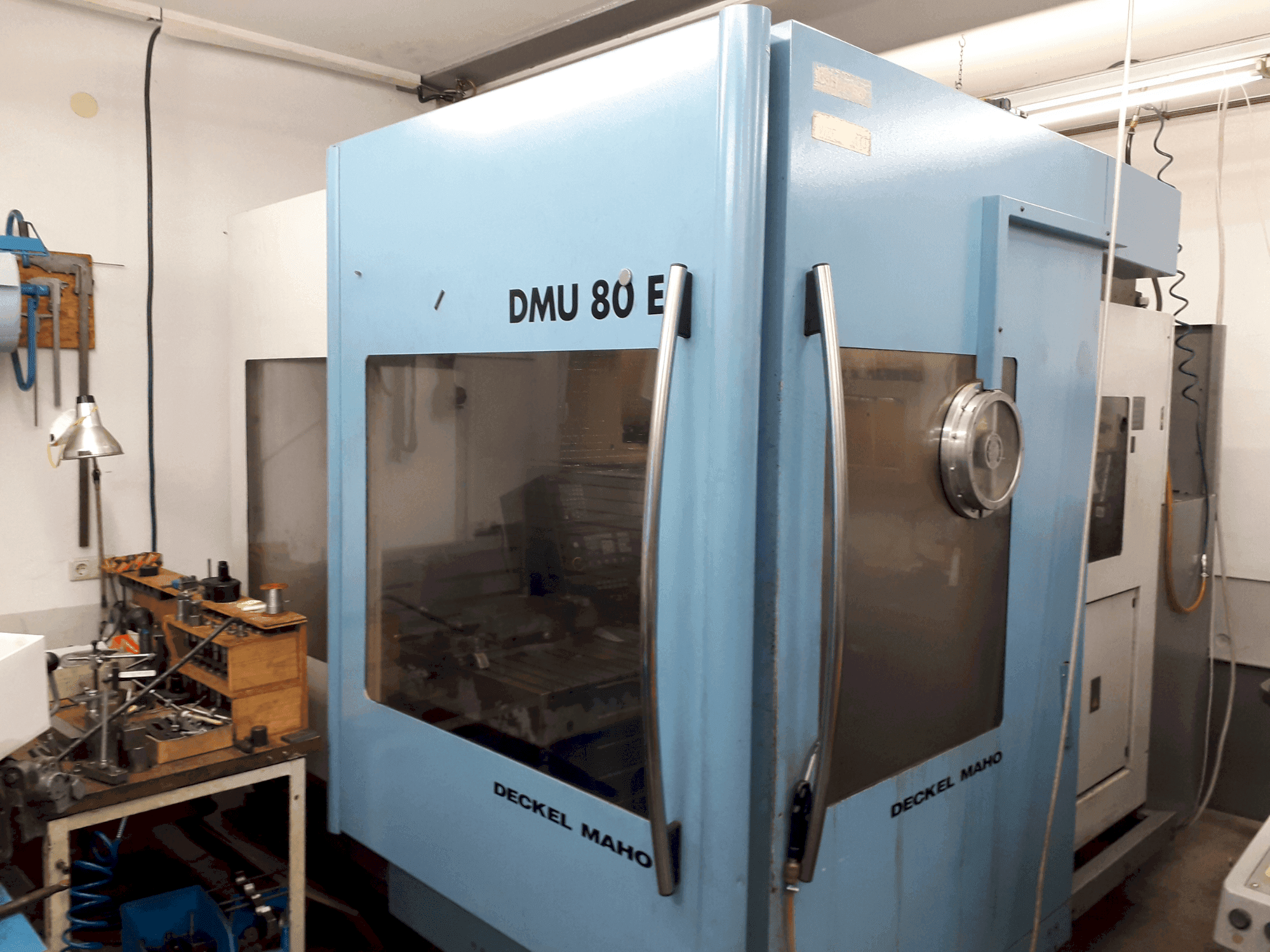 Prikaz stroja DECKEL MAHO DMU 80E sprijeda