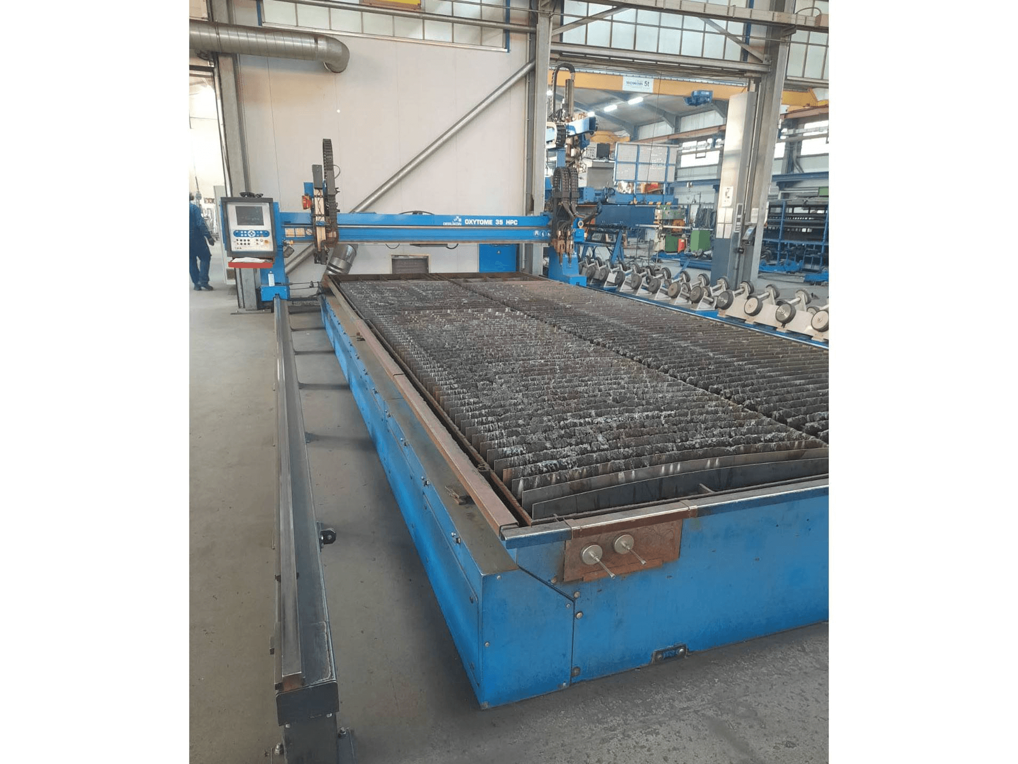 Prikaz stroja Oerlikon Oxytome 35 HPC sprijeda