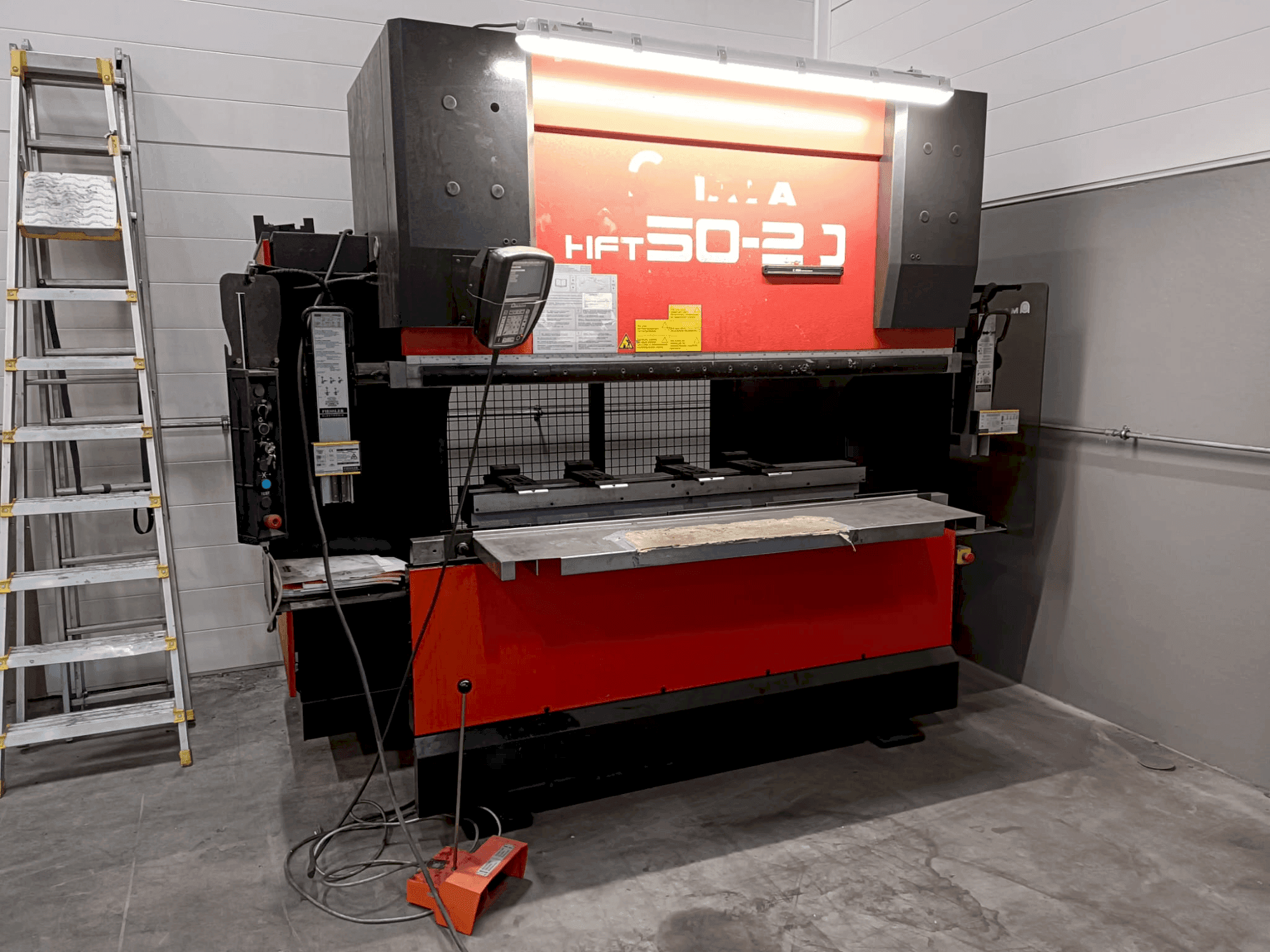 Prikaz stroja AMADA HFT50-20 sprijeda