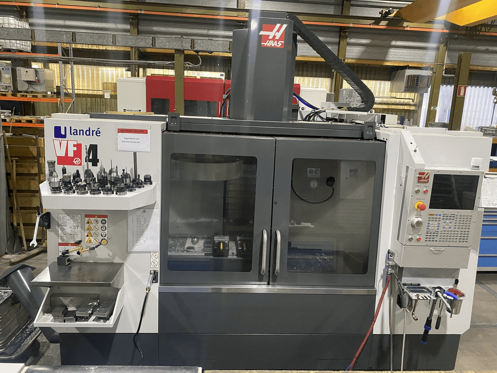 Prikaz stroja HAAS VF-4 sprijeda