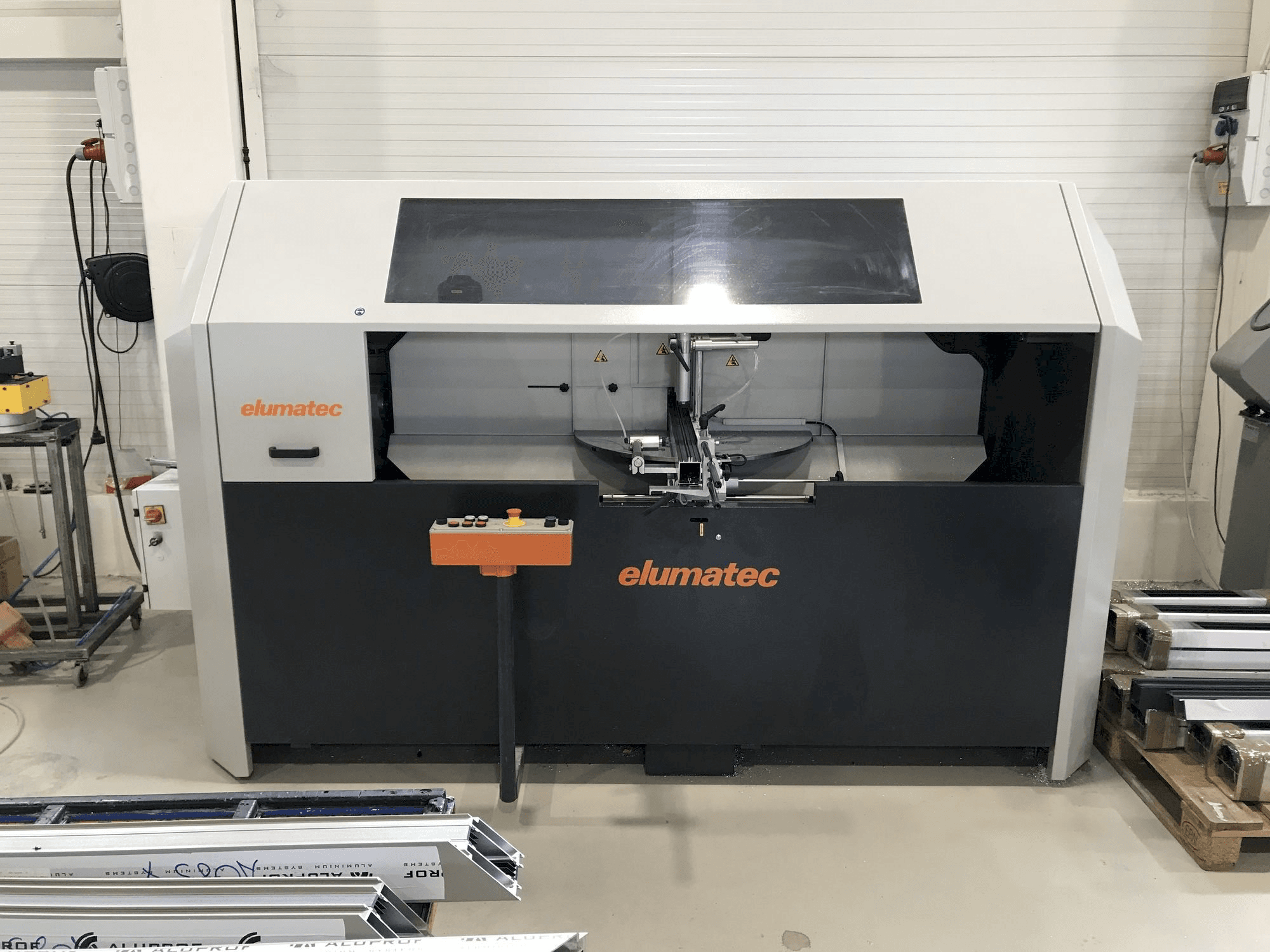 Prikaz stroja Elumatec AKS 134/64 sprijeda