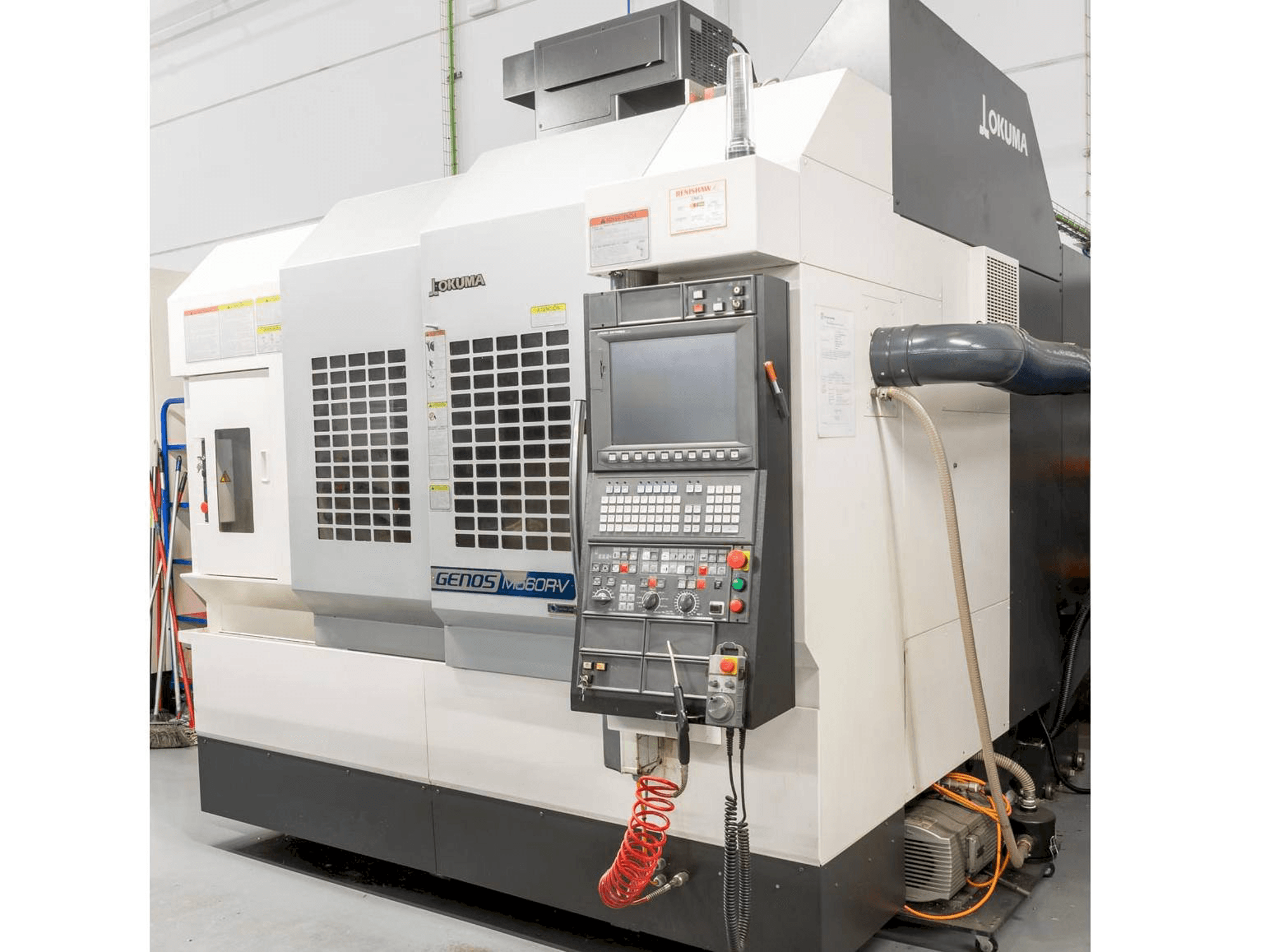 Prikaz stroja Okuma Genos M560R-V sprijeda