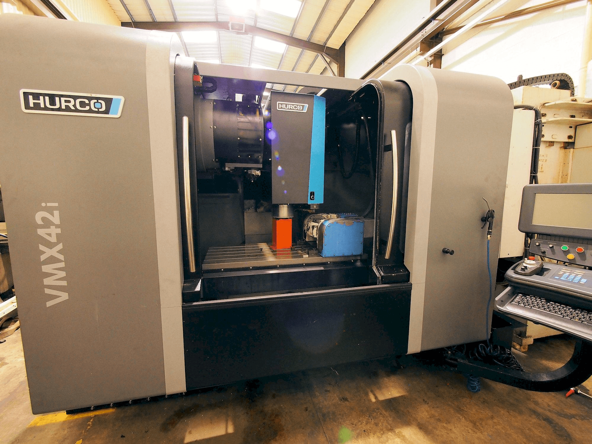 Prikaz stroja Hurco VMX 42i sprijeda