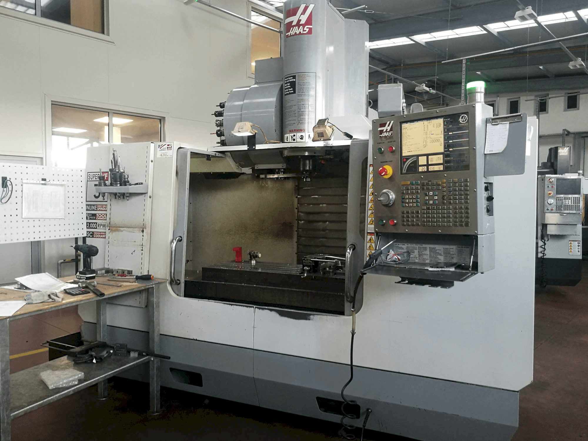 Prikaz stroja HAAS VF-3SSHE sprijeda