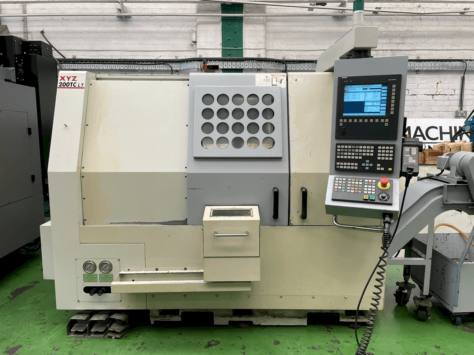Prikaz stroja XYZ 200TC LT sprijeda