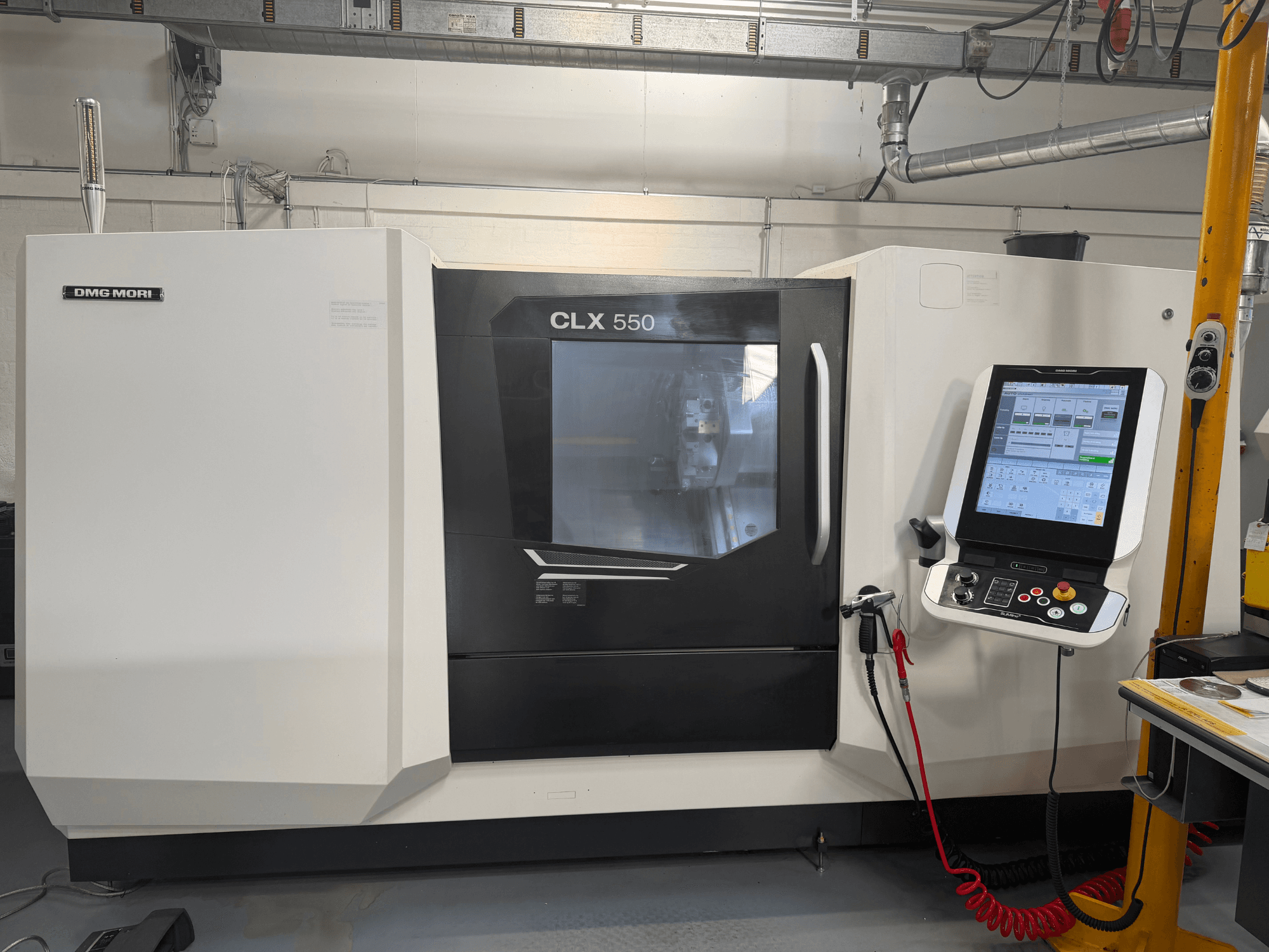 DMG MORI CLX 550 V4 horizontalni tokarski stroj, prednji pogled s upravljačkom pločom i zaslonom, koji prikazuje napredne značajke obrade.