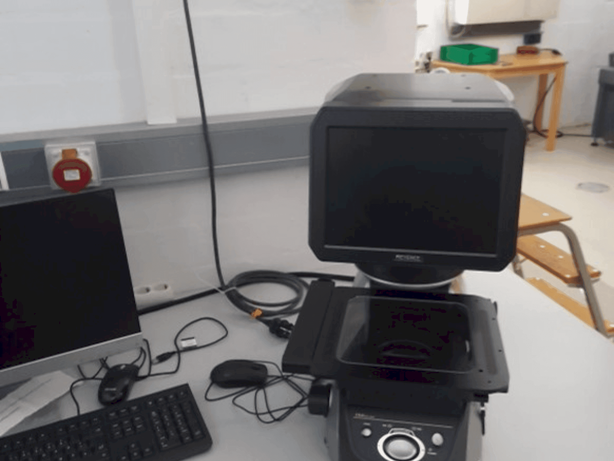 Prikaz stroja KEYENCE IM-7020 sprijeda