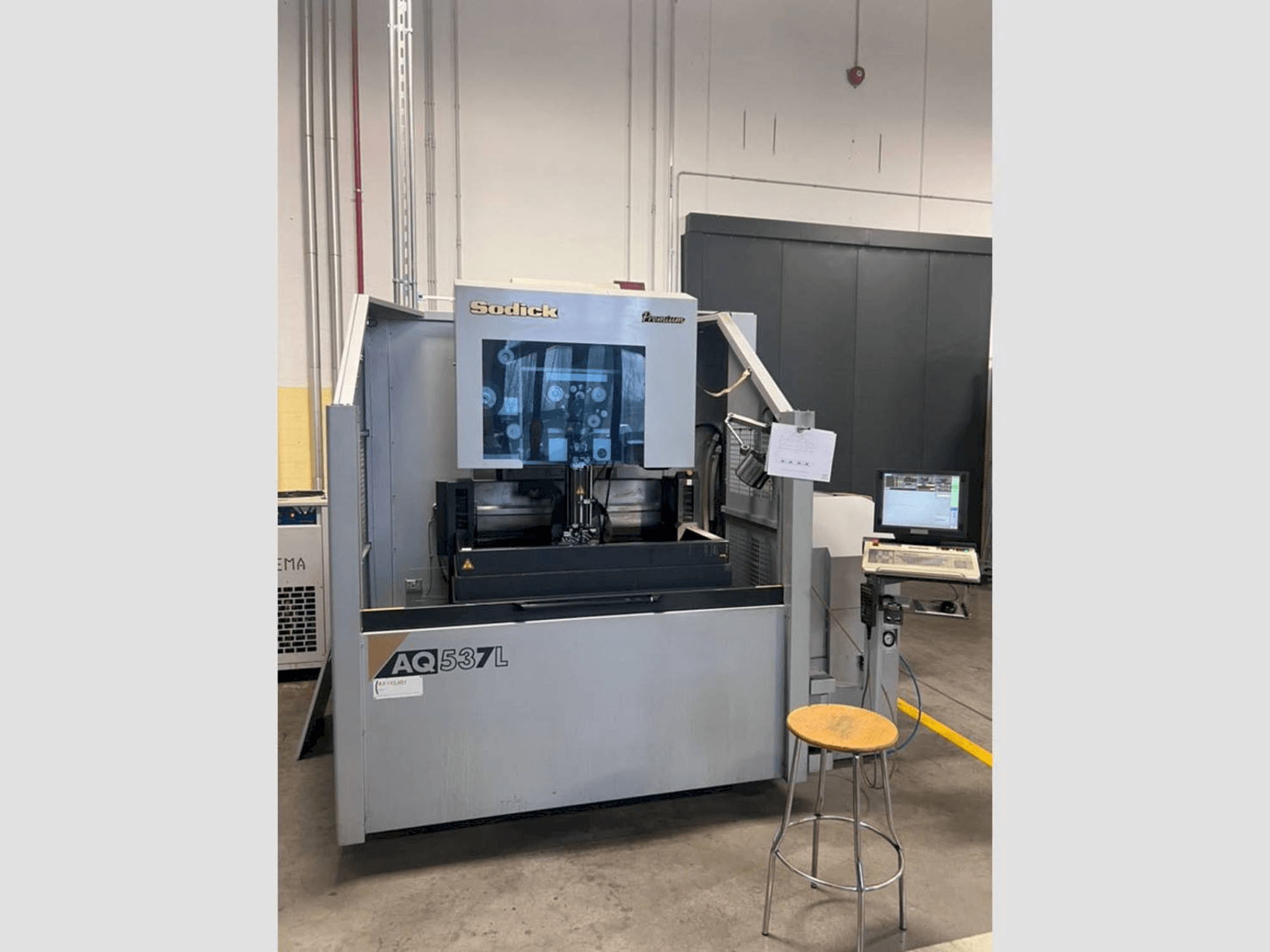 Prikaz stroja Sodick AQ537L sprijeda