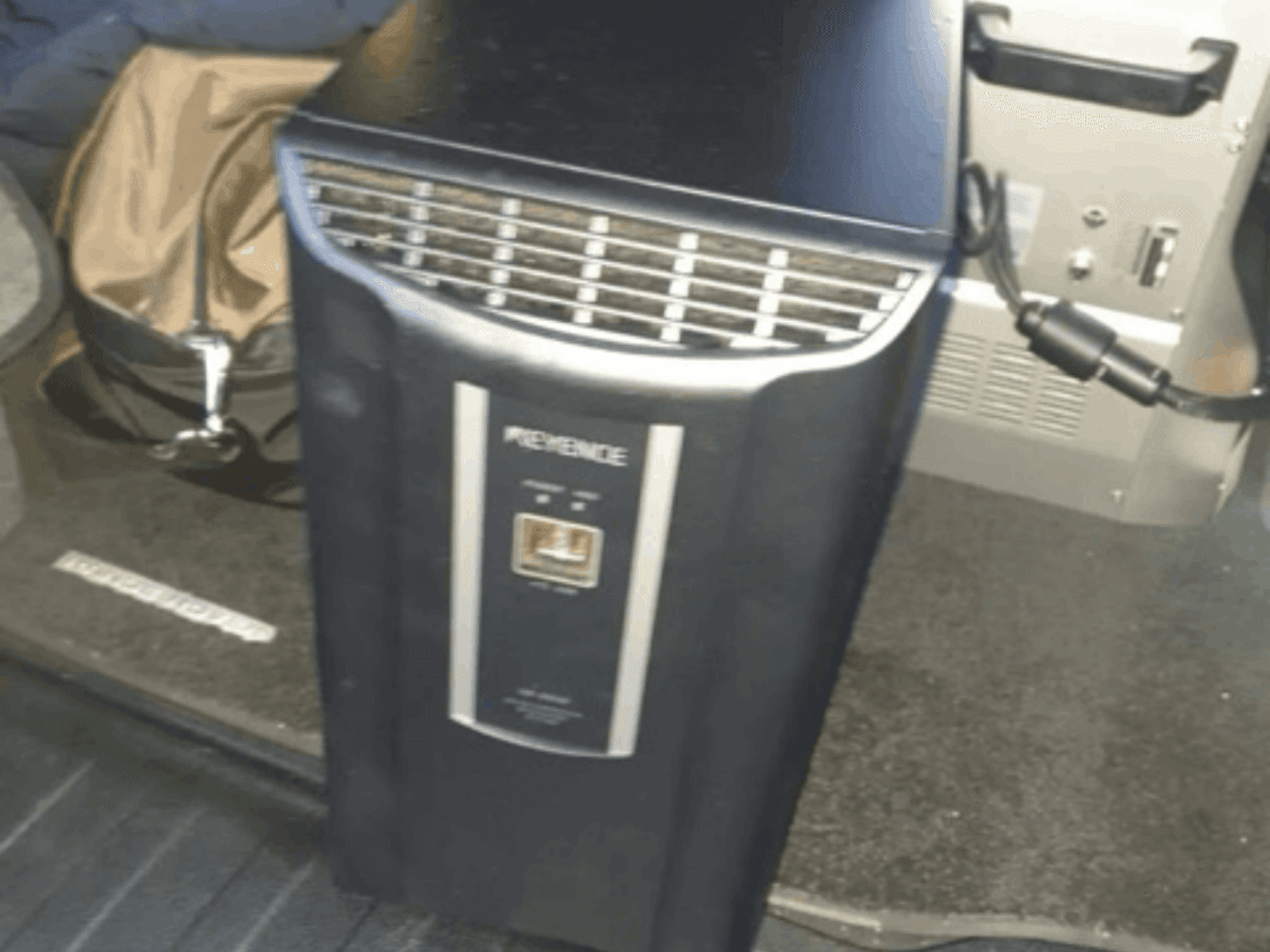 KEYENCE IM-8030 automatizacijski sustav u prednjem pogledu, s prikazom upravljačke ploče i ventilacijskih otvora, postavljen na pozadini unutrašnjosti vozila.