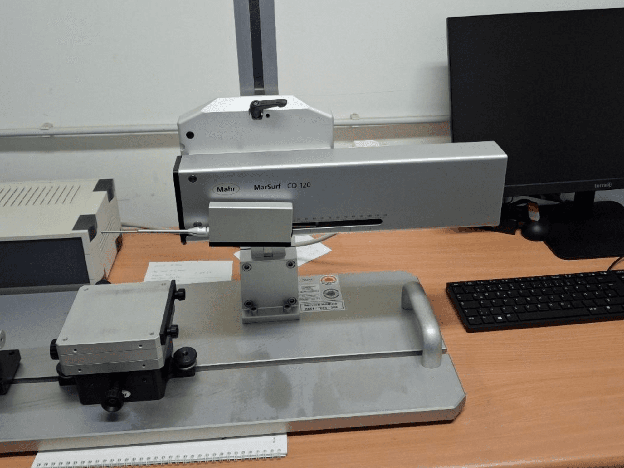 Mahr MARSURF CD 120 CMM pogled sprijeda, s mjernom glavom, upravljačkom pločom i montiranim mjernim stolom.