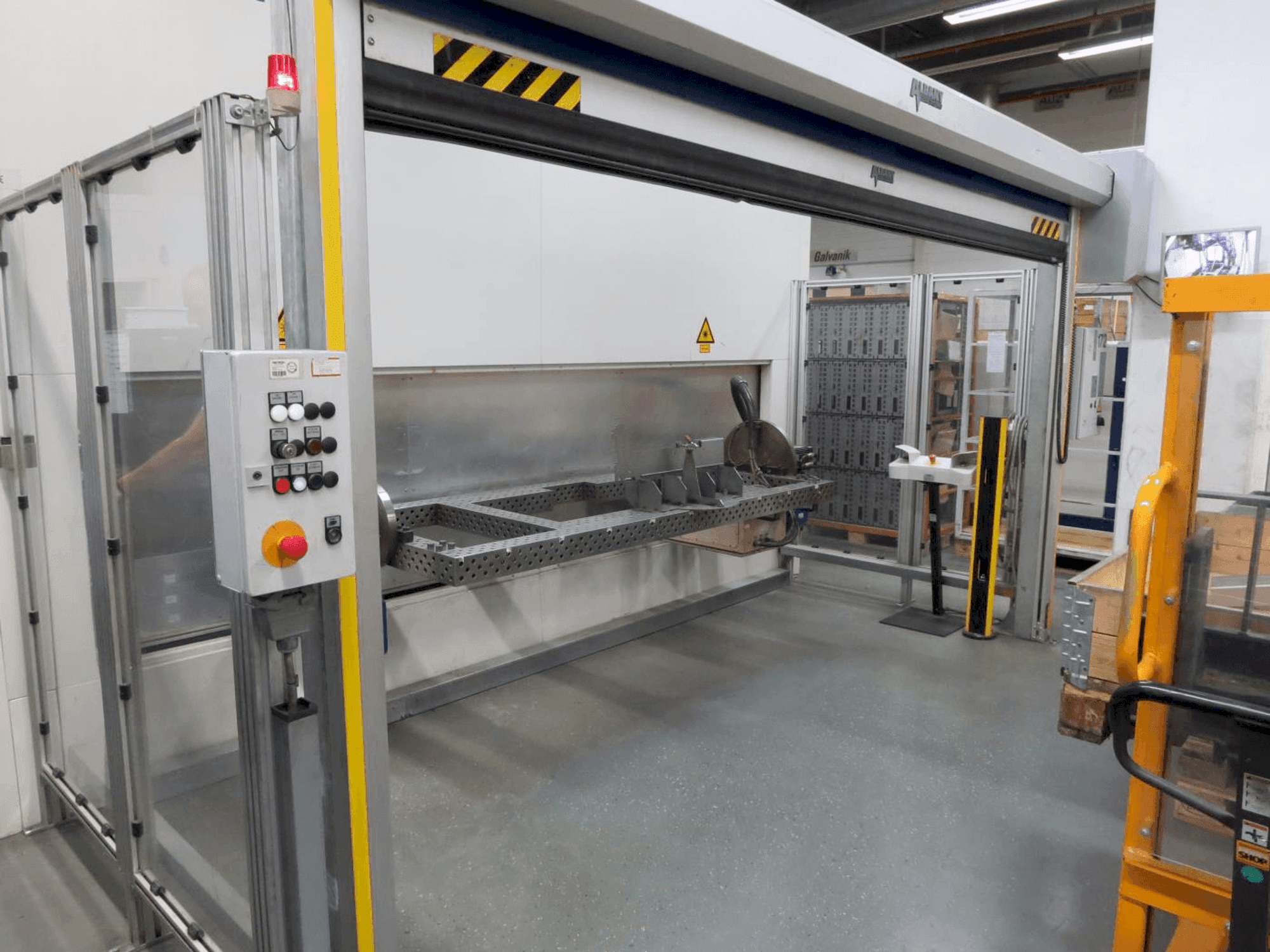 Prikaz stroja TRUMPF TruLaser Robot 5020 sprijeda