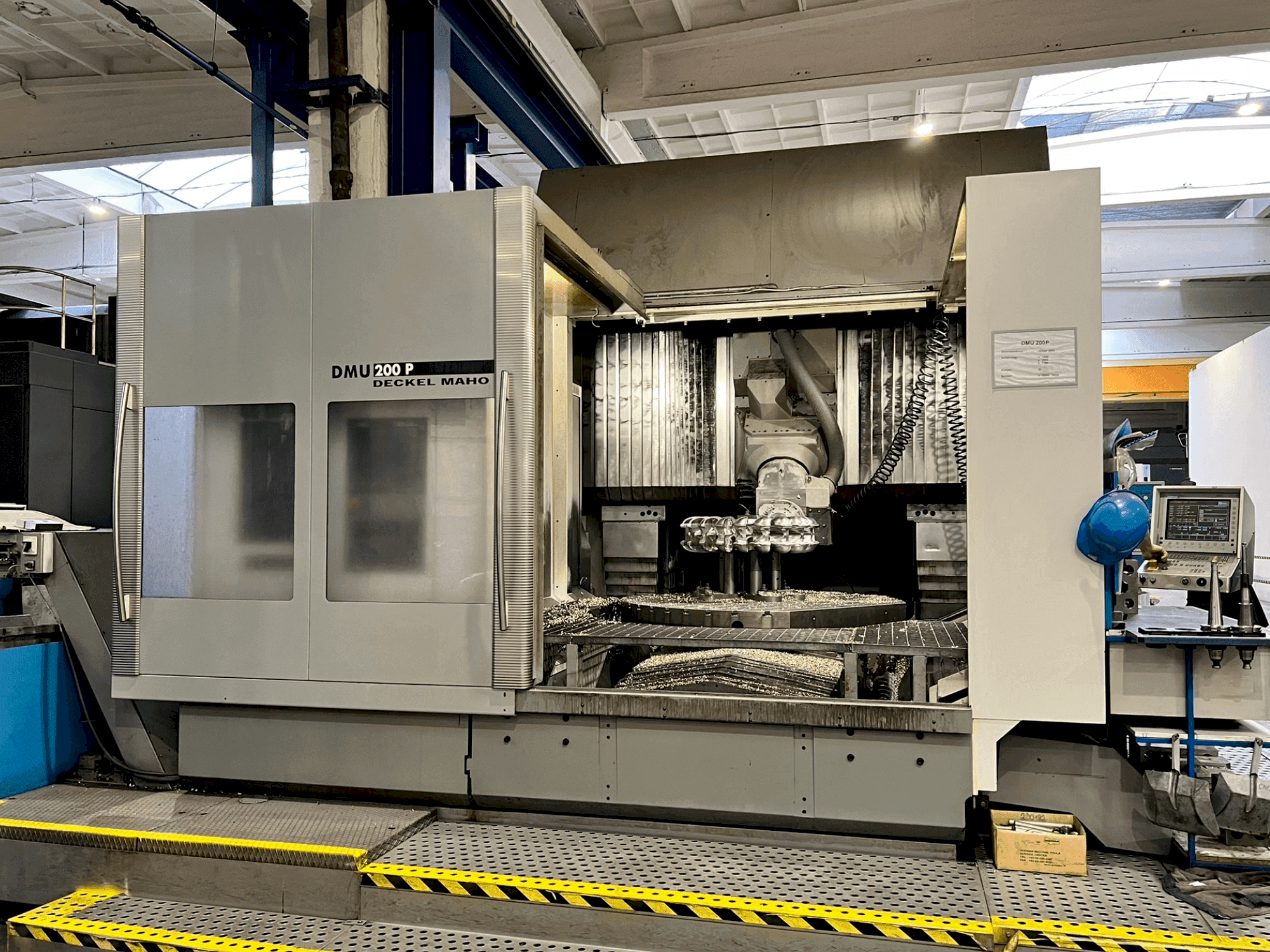 Prikaz stroja DECKEL MAHO DMU 200P sprijeda