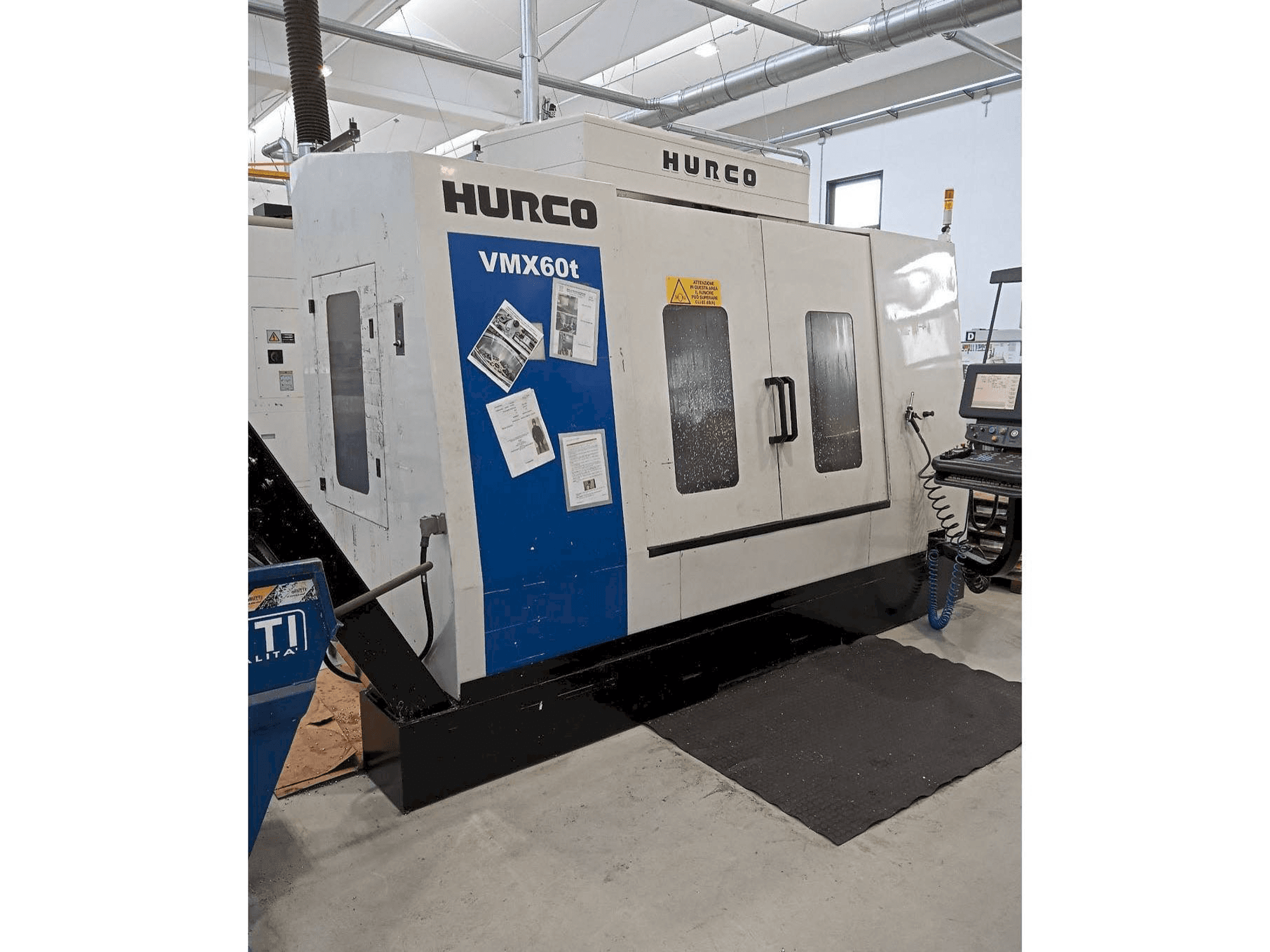 Prikaz stroja Hurco VMX 60T sprijeda
