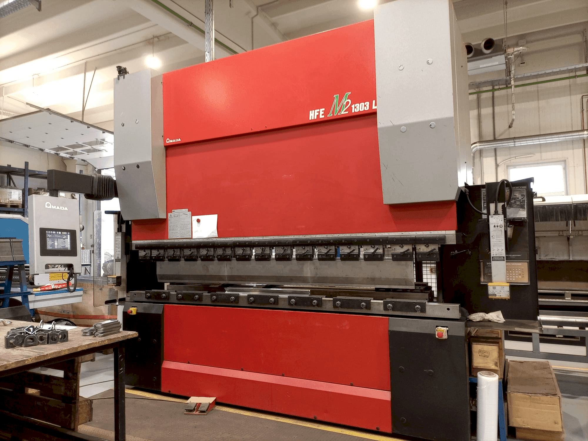Prikaz stroja AMADA HFE-1303M2 sprijeda